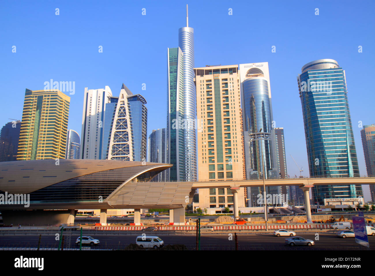 Dubai VAE, Vereinigte Arabische Emirate, U-Bahnstation Jumeirah Lake Towers, U-Bahn, Zug, Zug, Eingang, Fortune Tower, Almas Tower, Indigo, Palladium, Gebäude, hoch Stockfoto