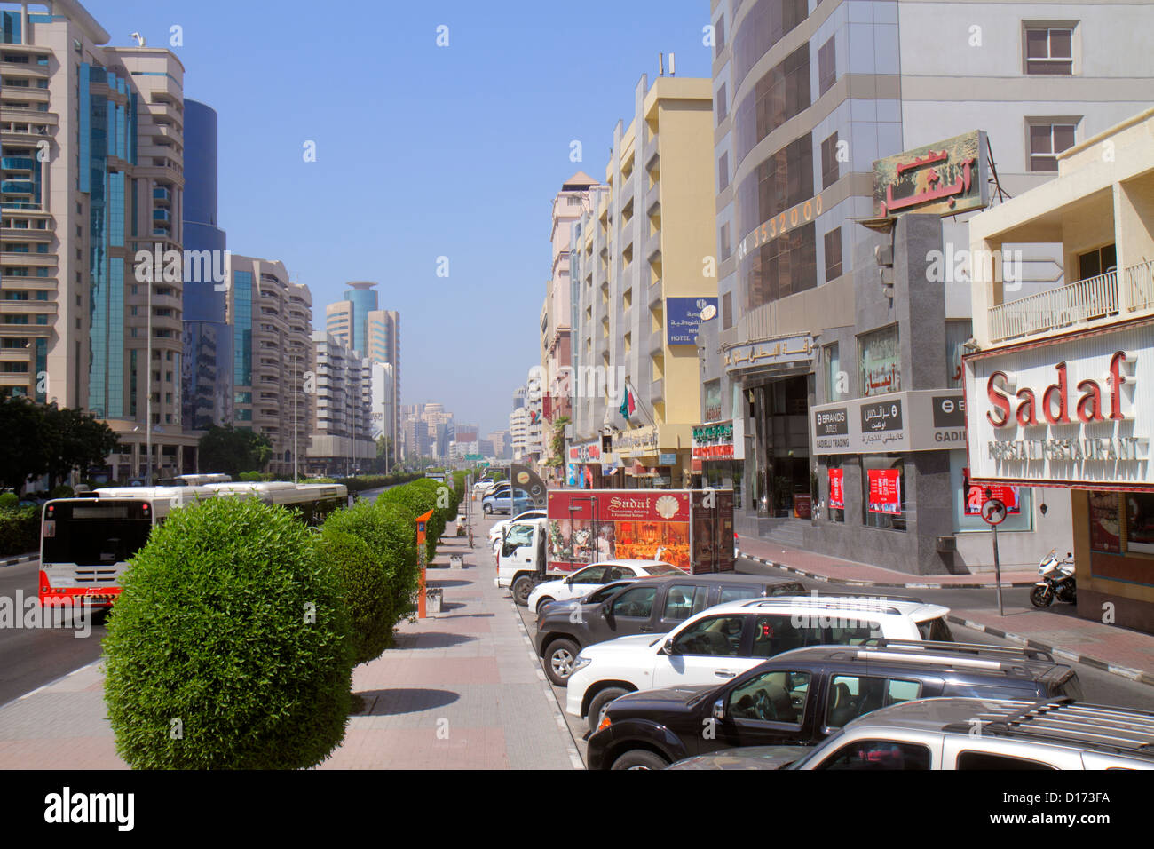 Dubai VAE, Vereinigte Arabische Emirate, Deira, Al Rigga, Al Maktoum Road, Straßenszene, Unternehmen, Bezirk, Gebäude, Skyline der Stadt, Englisch, Arabisch, Sprache, Bilingua Stockfoto