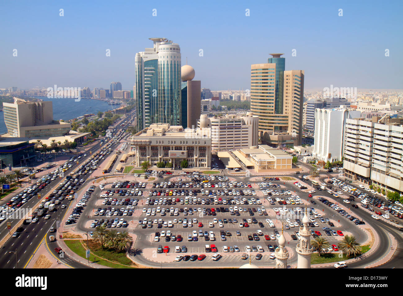 Dubai VAE, Vereinigte Arabische Emirate, Deira, Al Rigga, Baniyas Road, Dubai Creek Tower, Al Reem Tower, Dubai Creek, Parkplatz, Luftaufnahme von oben, Bui Stockfoto