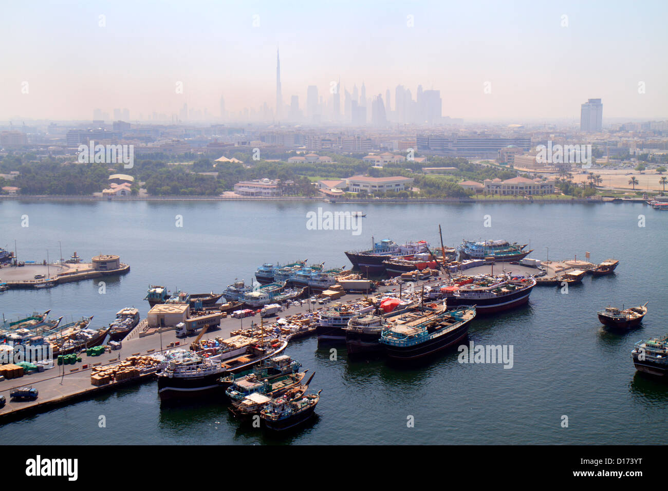 Dubai VAE, Vereinigte Arabische Emirate, Dubai Creek, Hafen, Fracht, Boote, Schiffe, Dhau-Anlegestellen, weit entfernte Innenstadt von Dubai, Burj Khalifa, das höchste Gebäude der Welt, UAE12101103 Stockfoto