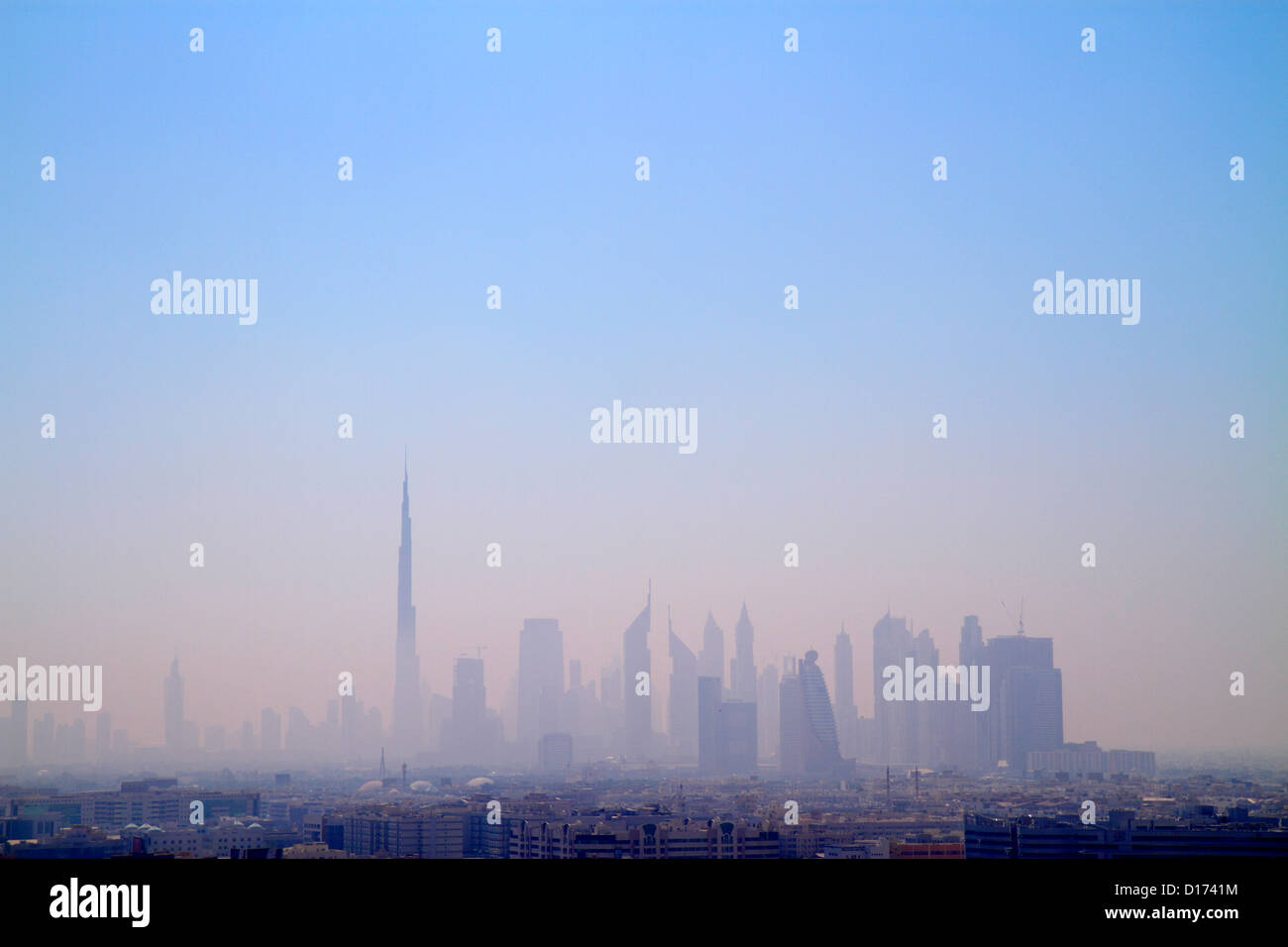 Dubai VAE, Vereinigte Arabische Emirate, Dubai im Zentrum von Dubai, Burj Khalifa, das höchste Gebäude der Welt, Blick von Deira, Nebel, Feuchtigkeit, UAE121011037 Stockfoto