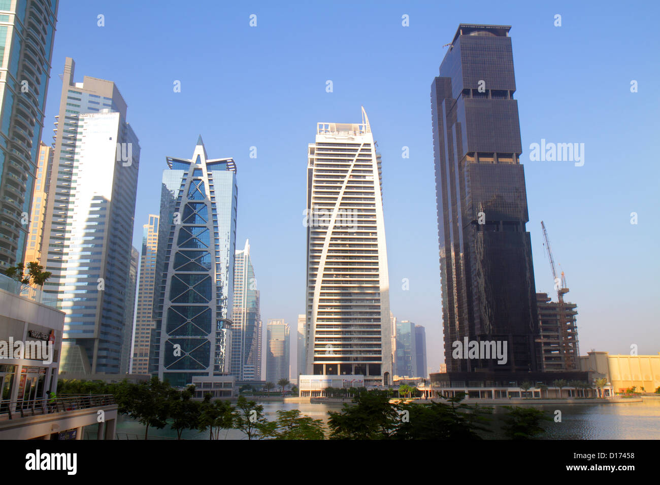 Dubai VAE, Vereinigte Arabische Emirate, Jumeirah Lake Towers, Indigo Icon, Dubai Arch Tower, Jumeirah Business, Centre, RS Limited, Gebäude, Hochhaus-Wolkenkratzer-Himmel Stockfoto