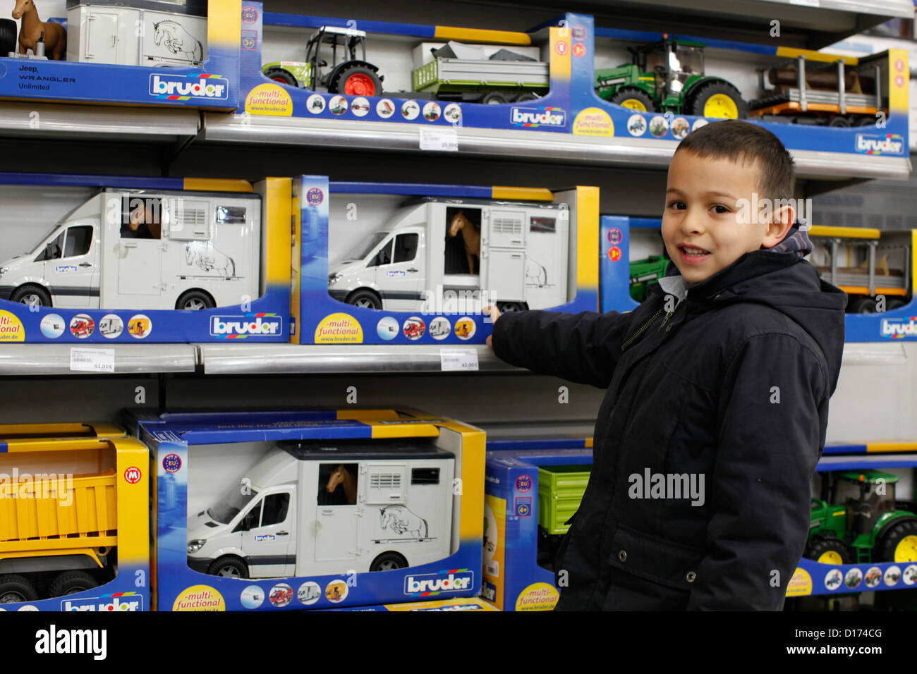 6-jähriger Junge in einem Spielzeugladen Stockfoto