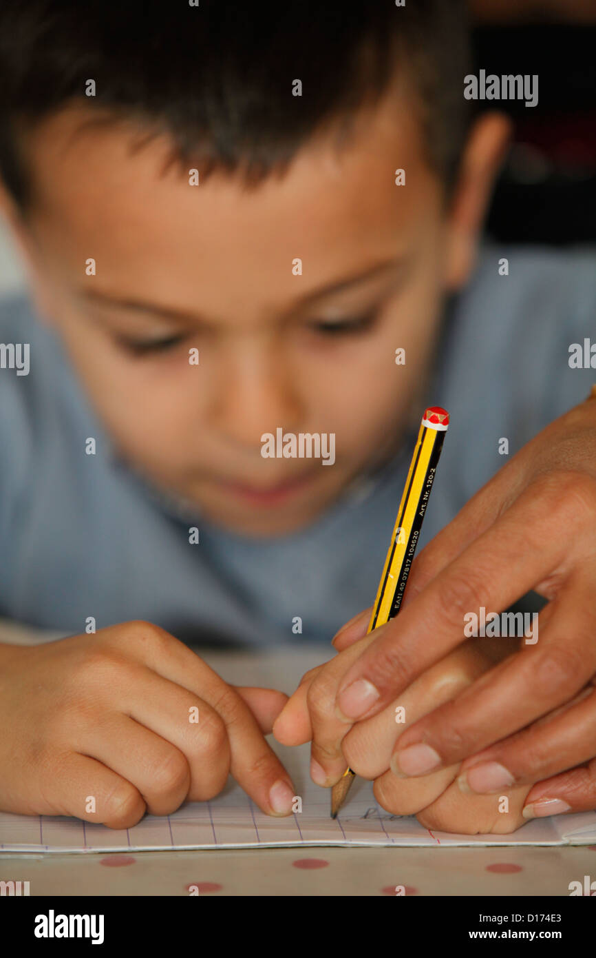 6-jähriger Junge lernen zu schreiben Stockfoto