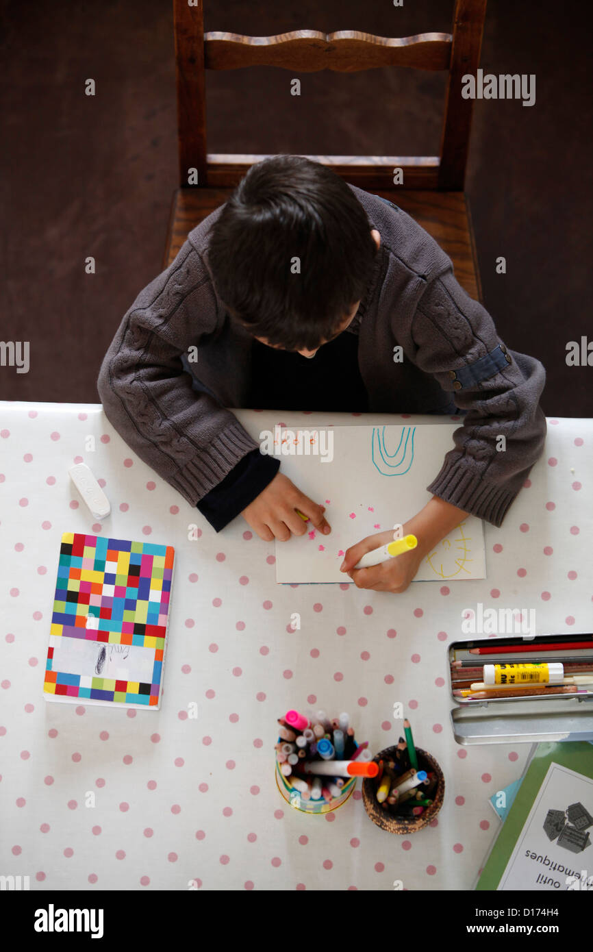 6-jähriger Junge zeichnen Stockfoto