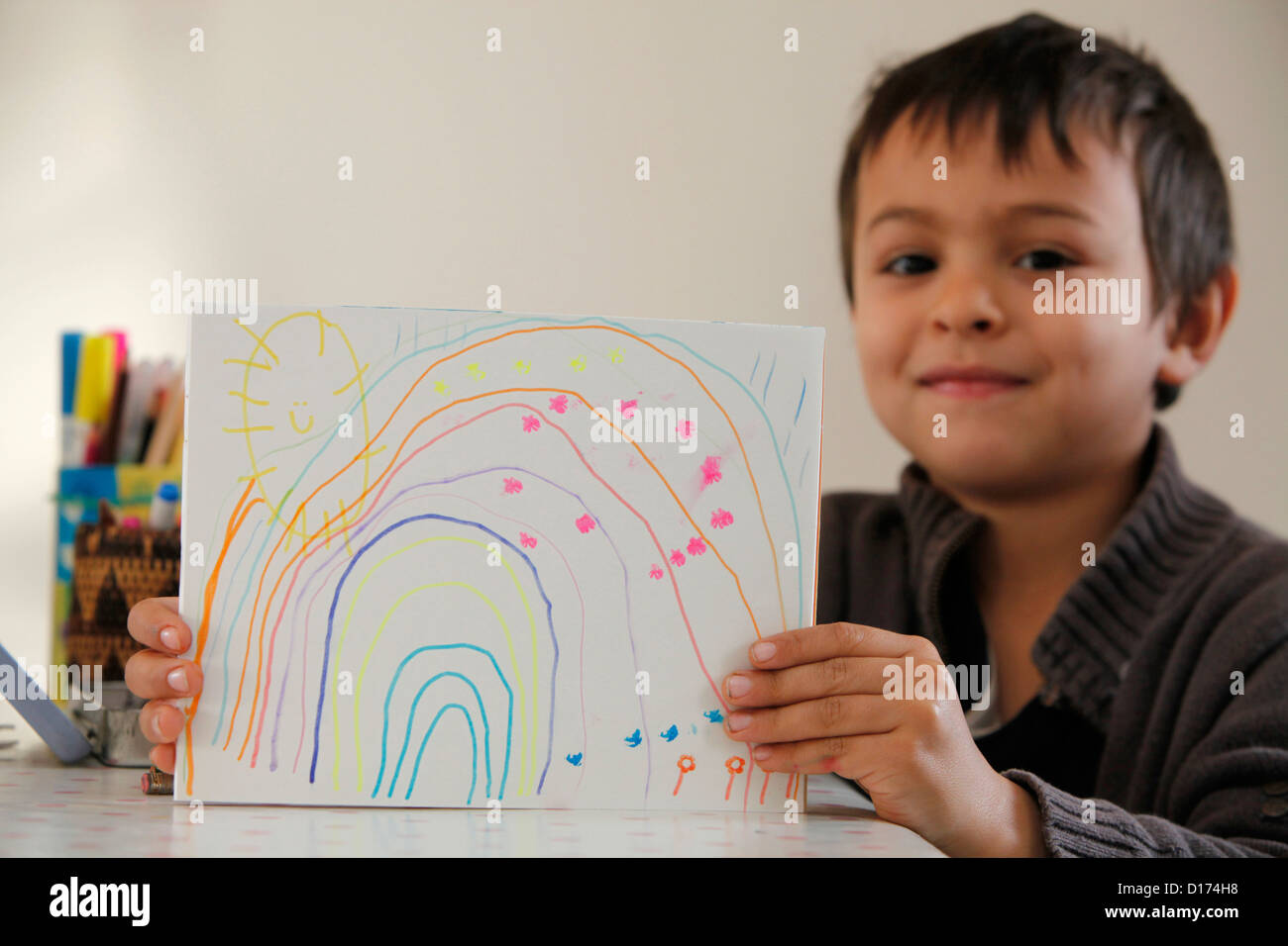 6-jähriger Junge mit einer Zeichnung Stockfoto