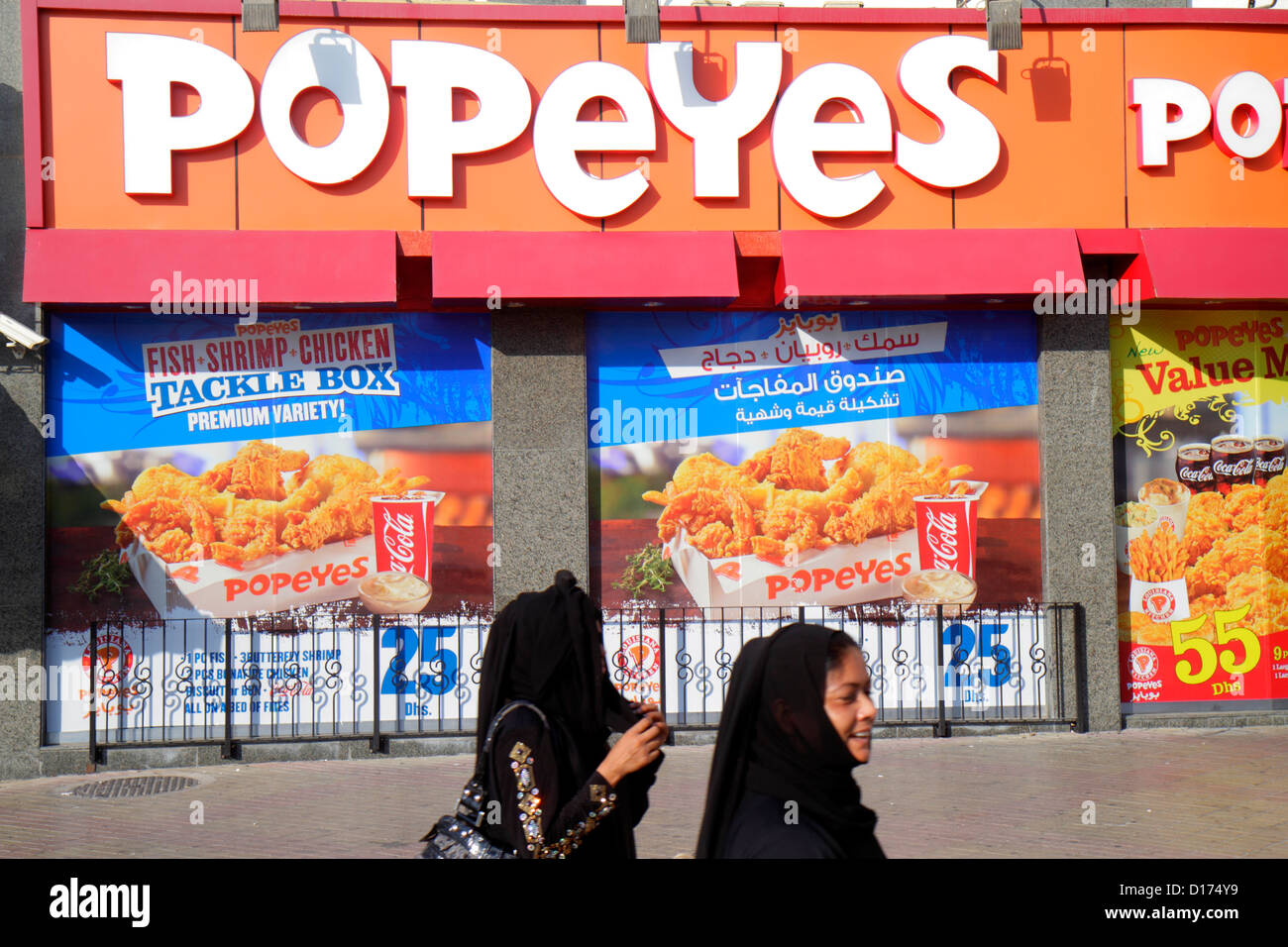 Dubai VAE, Vereinigte Arabische Emirate, Deira, Al Rigga Road, Englisch, Arabisch, Sprache, zweisprachig, Popeye's, Fisch-Garnelen-Hühnchen, Fast Food, Restaurants foo Stockfoto