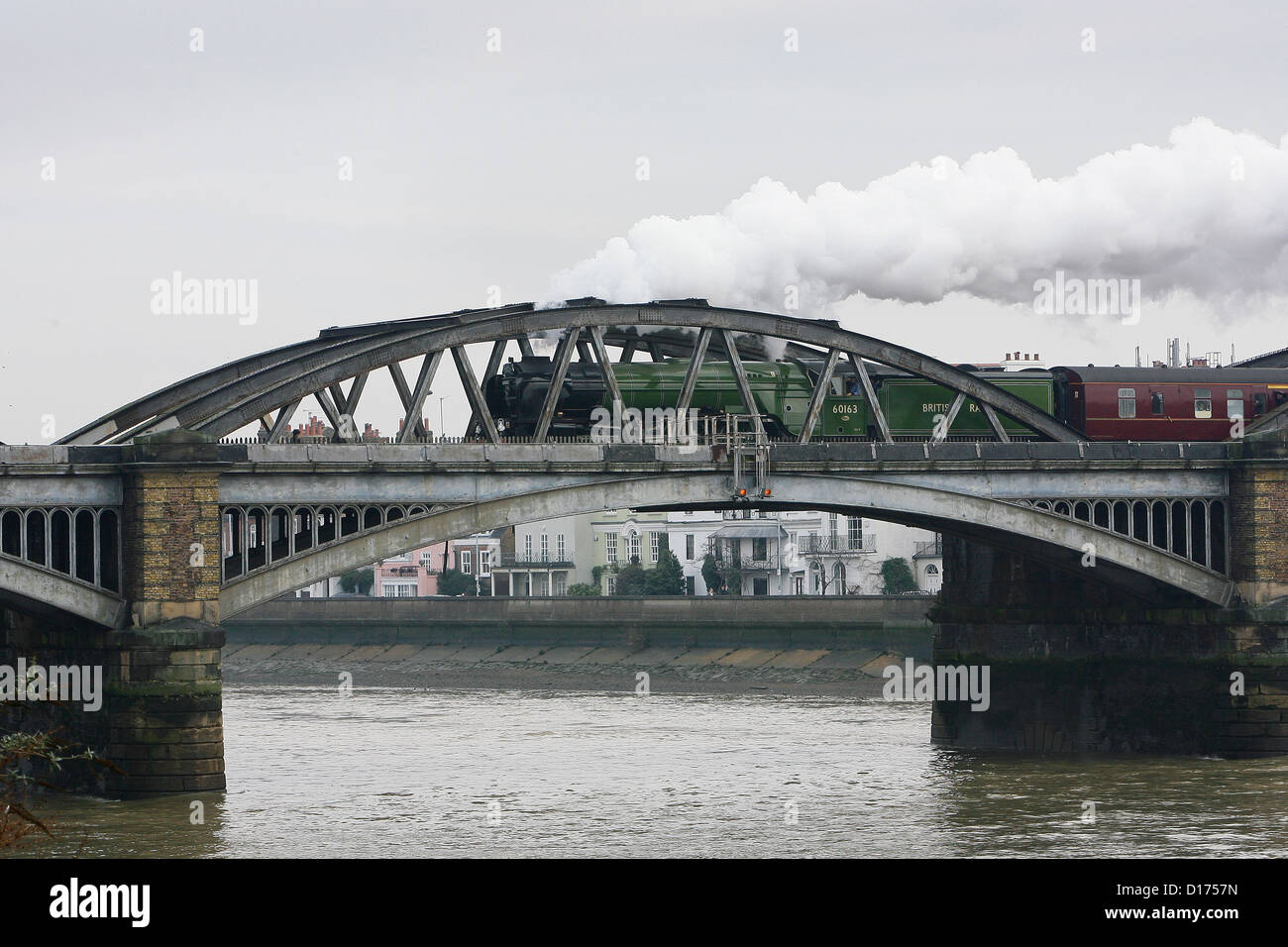 Die Peppercorn Klasse A1 60163 Tornado überquert den Fluss Themse bei Barnes Bridge auf seiner ersten Reise 4. Februar 2009. Stockfoto
