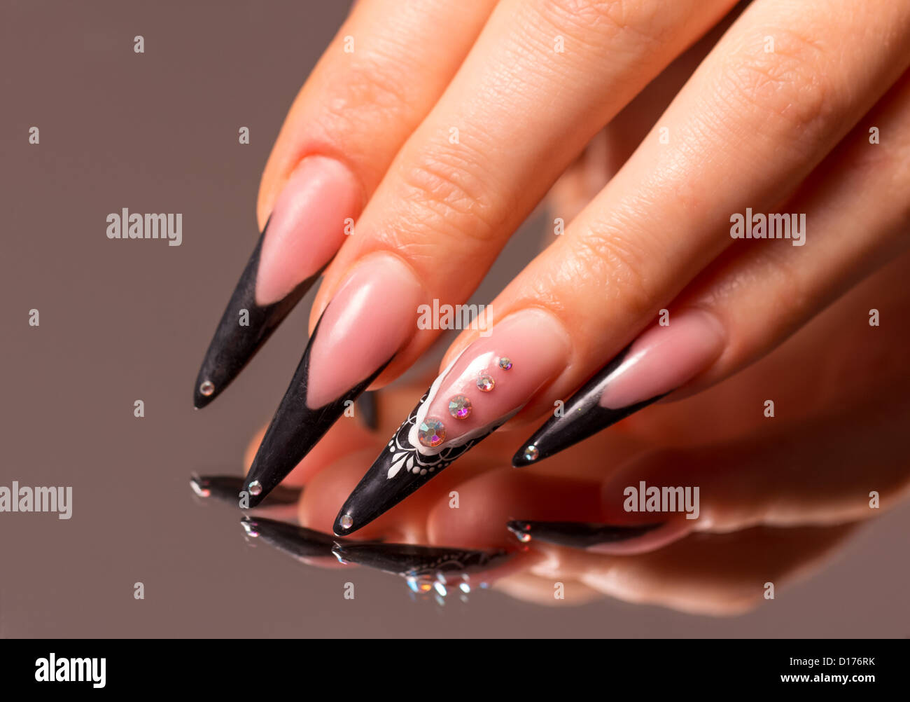 Maniküre mit Reflexion im Spiegel. Frau Finger Stockfoto