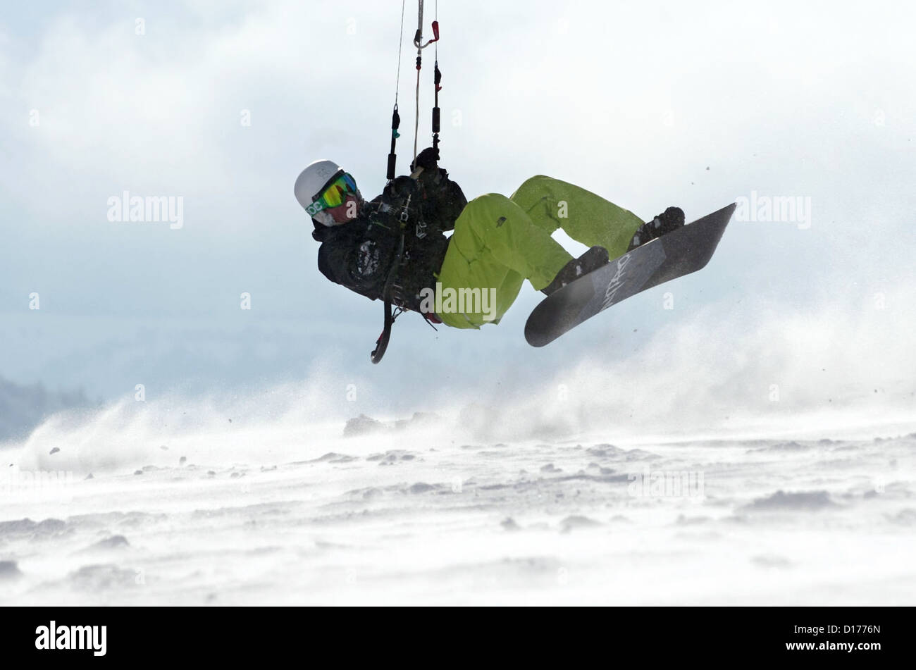Eine Zugkraft surft durch den Schnee auf der Wasserkuppe, Deutschland, 7. Dezember 2012. Die Wintersport-Saison ist eröffnet. Foto: Uwe Zucchi Stockfoto