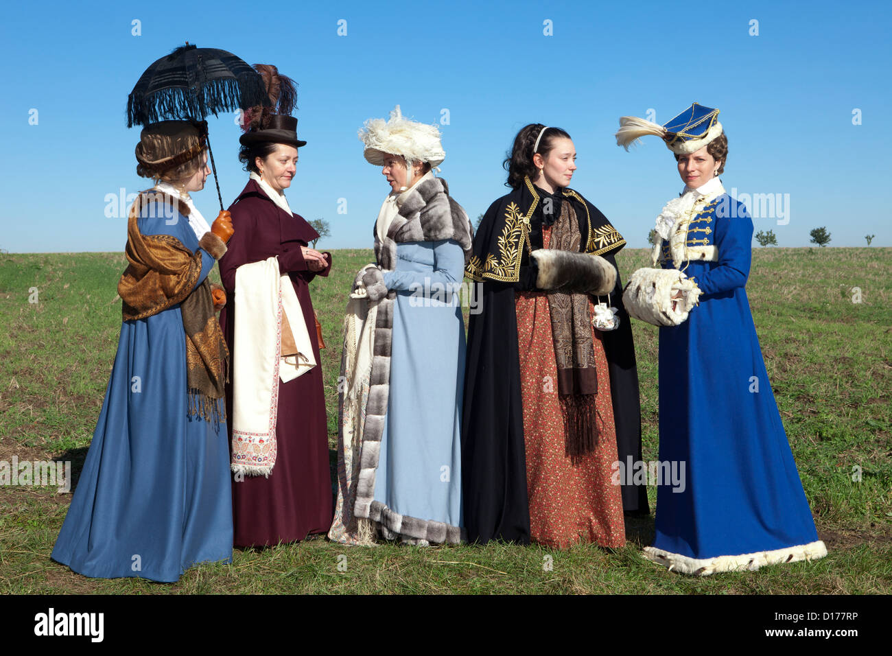 Fünf schöne Frauen im 19. Jahrhundert Kleidung in Jena, Deutschland  Stockfotografie - Alamy