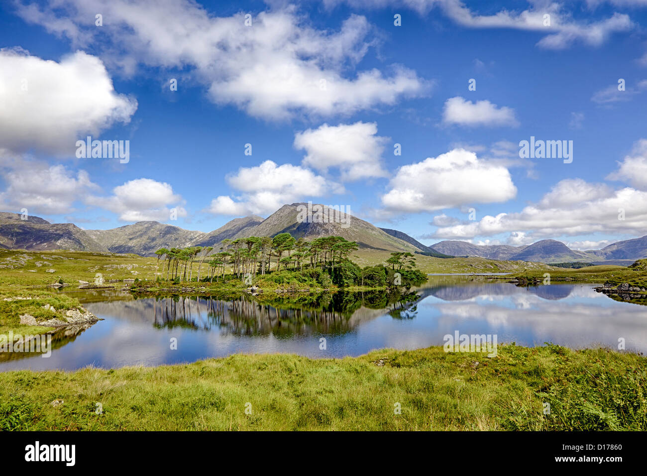 Eine bergige Landschaft spiegelt sich in Derryclare Lough, im Inagh Valley, County Galway, Irland. Stockfoto