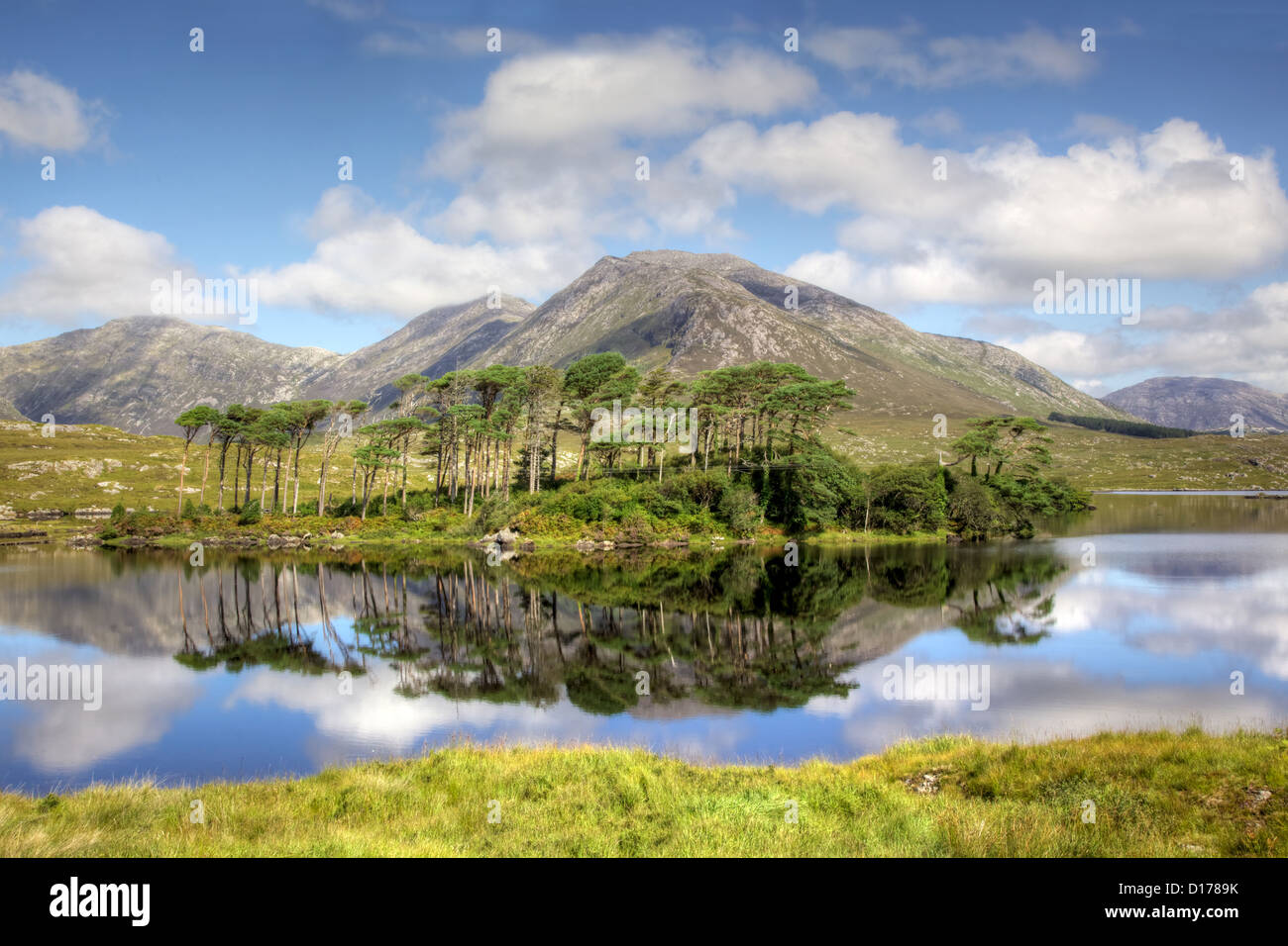 Bergige Landschaft spiegelt sich in Derryclare Lough, im Inagh Valley, County Galway, Irland. Stockfoto