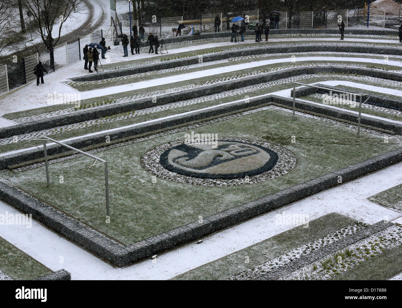 Die neu eröffnete Friedhof für Schalke 04 Fans empfängt seine ersten Besucher in Gelsenkirchen, Deutschland, 7. Dezember 2012. In Anlehnung an das Gründungsjahr besteht der Stadion-förmigen "fan-Hof" aus 1904 Gräber. Foto: ROLAND WEIHRAUCH Stockfoto