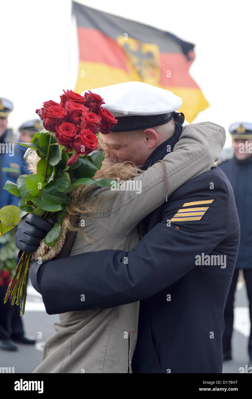Petty Officer Third Class Martin Barthelmes (R) umarmt seine Freundin Christina, die seinen Heiratsantrag nach der Fregatte "Sachsen" (Sachsen) zurückgegeben, den Marinehafen in Wilhelmshaven, Deutschland, 7. Dezember 2012 angenommen. Das Schiff zurück nach der Teilnahme für fünf Monate in der anti-piracy-Mission Atalanta. Foto: Carmen Jaspersen Stockfoto
