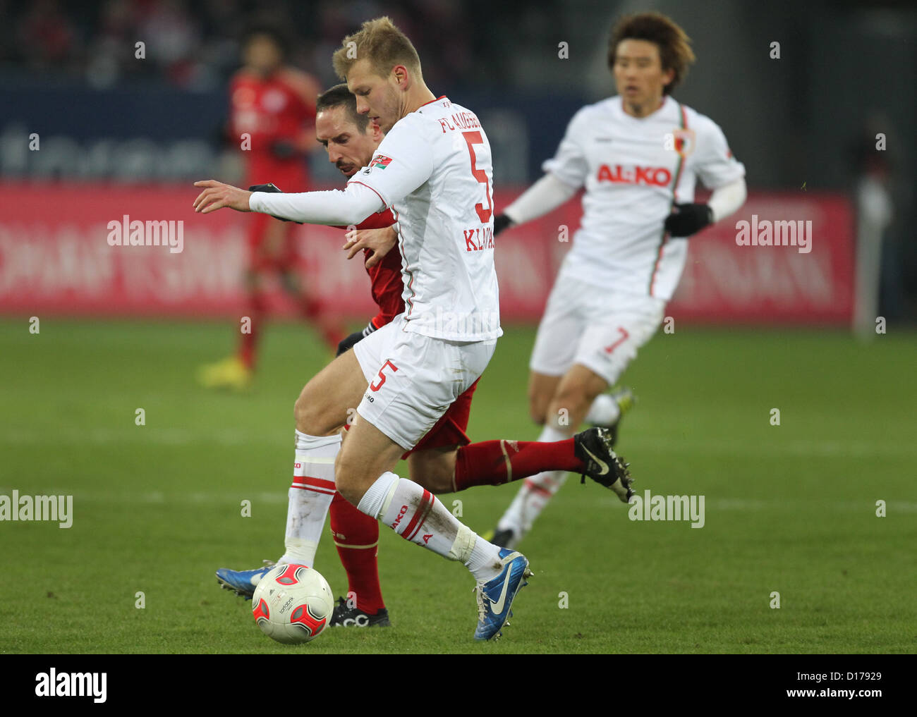 Augsburger Ragnar Klavan (R) MIAS Ball mit Münchens Franck Ribery beim Bundesliga-Fußballspiel zwischen FC Augsburg Bayern München SGL Arena in Augsburg Deutschland 8. Dezember 2012 Foto: KARL-JOSEF HILDENBRAND (Achtung: EMBARGO Bedingungen! DFL erlaubt weitere Nutzung nur 15 Bilder (keine Sequntial Bilder oder Video-ähnliche Reihe Bilder erlaubt) per Internet Online-Medien im Spiel (einschließlich Halbzeit) Stadion und/oder vorherige Start Spiel, die DFL ermöglicht uneingeschränkten Übertragung digitalisierten Aufnahmen während Spiel ausschließlich interne redaktionelle Bearbeitung nur (z.B. über Bild Stockfoto