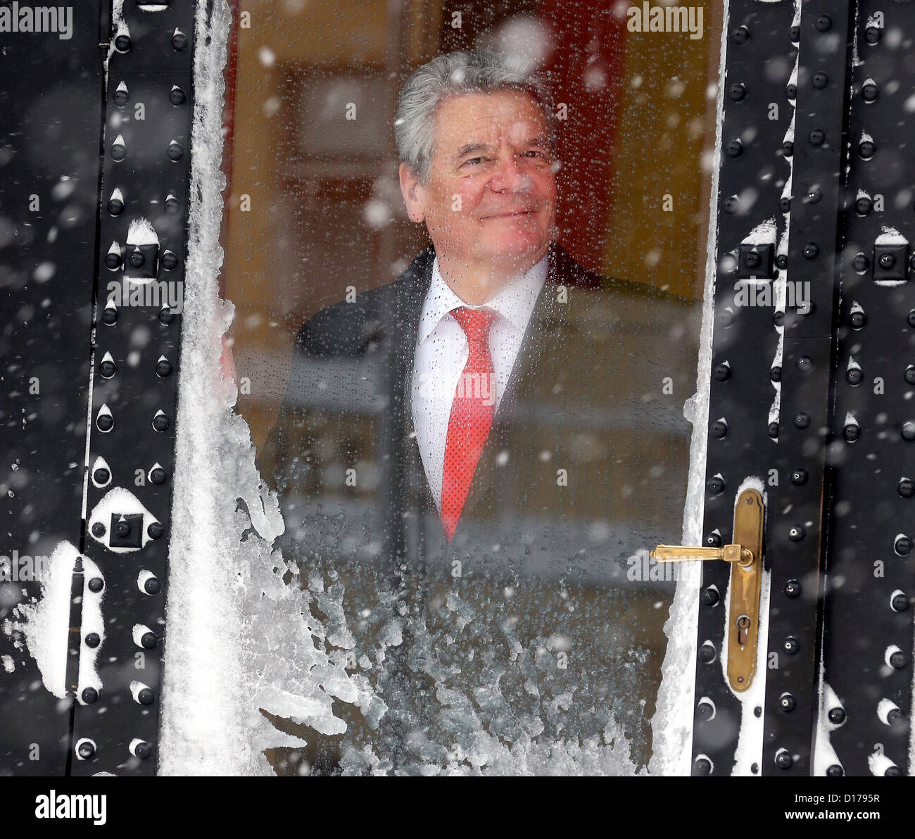 Joachm Bundespräsident Gauck blickt aus einer verschneiten Tür seines Hotels in Zagreb, Kroatien, 8. Dezember 2012. Starke Schneefälle brachten bis zu 40 Cem Neuschnee. Wenn die Abreise das deutsche Staatsoberhaupt und seine Delegation weitermachen kann wie geplant ist zu diesem Zeitpunkt fraglich. Gauck war in Kroatien für einen dreitägigen erste Besuch. Foto: Wolfgang Kumm Stockfoto