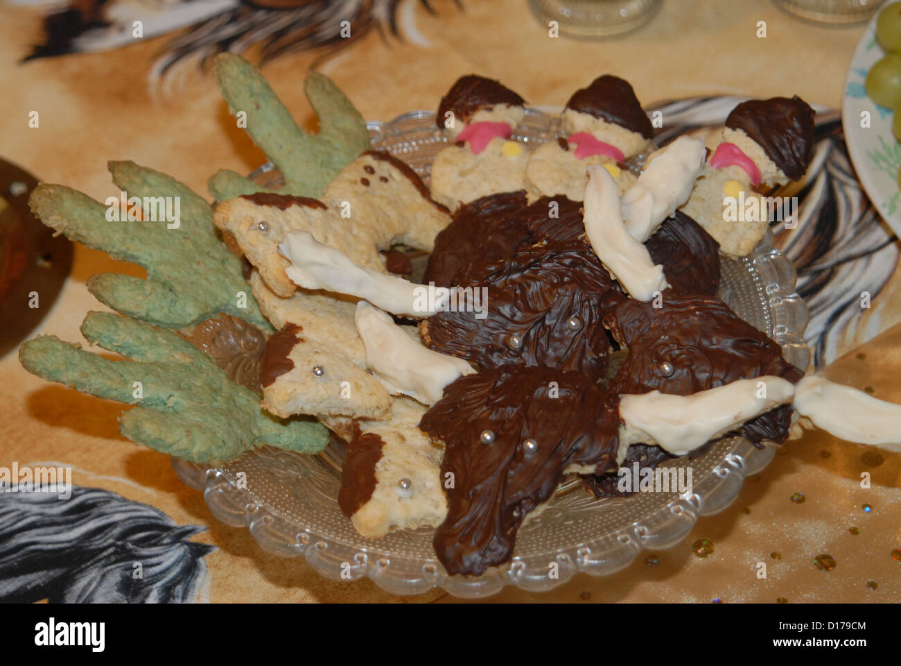 Nachmittagstee-Party im wilden Westen mit Keksen in Form von Cowboys, Longhorns, Kakteen und Pferden. Geburtstagsgeschenk. Stockfoto