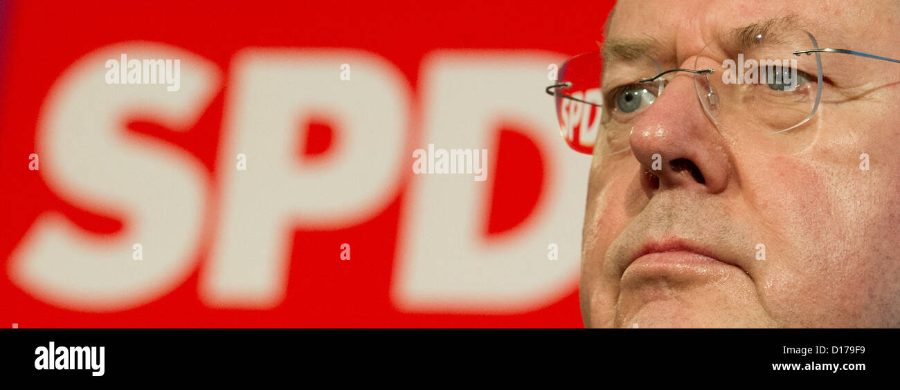 Ausgewiesenen Kandidat der SPD für die Kanzlerschaft, Peer Steinbrück, gibt eine Pressekonferenz in Hannover, 8. Dezember 2012. Die außerordentlichen Parteitag der SPD stattfinden am 9. Dezember 2012 in Hannover. Foto: JULIAN STRATENSCHULTE Stockfoto