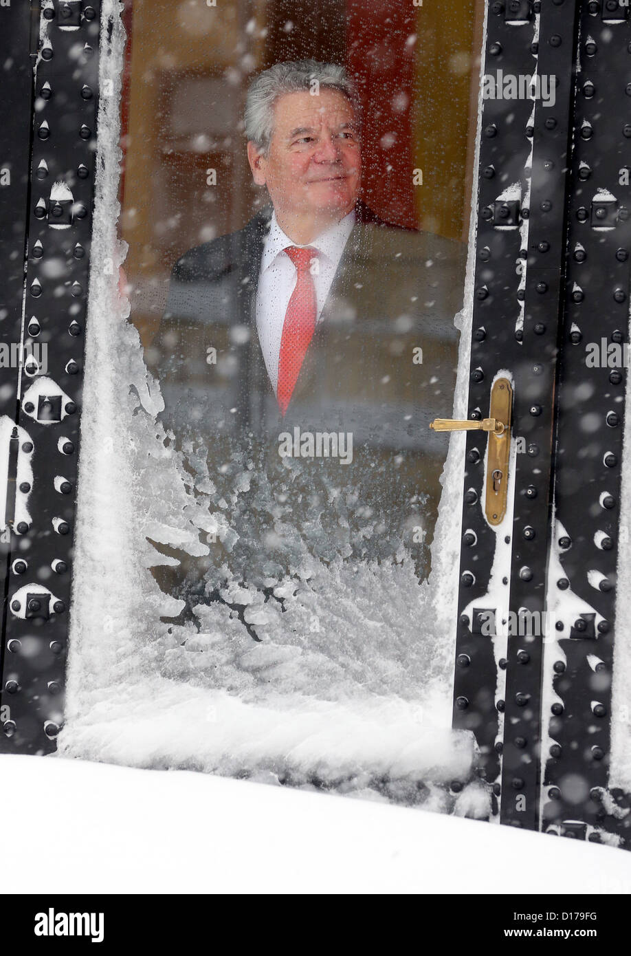 Joachm Bundespräsident Gauck blickt aus einer verschneiten Tür seines Hotels in Zagreb, Kroatien, 8. Dezember 2012. Starke Schneefälle brachten bis zu 40 Cem Neuschnee. Wenn die Abreise das deutsche Staatsoberhaupt und seine Delegation weitermachen kann wie geplant ist zu diesem Zeitpunkt fraglich. Gauck war in Kroatien für einen dreitägigen erste Besuch. Foto: Wolfgang Kumm Stockfoto