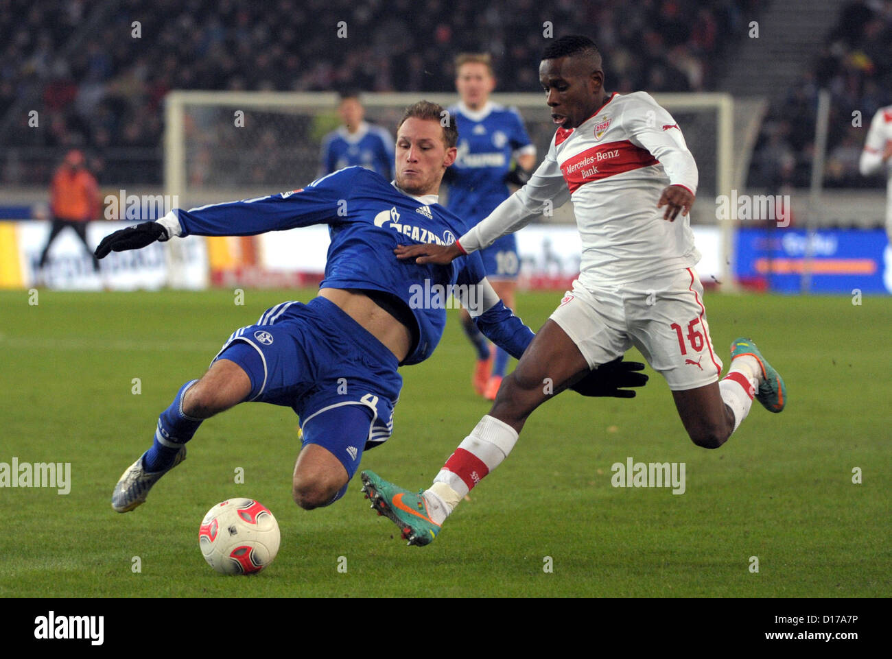 Stuttgarter Ibrahima Traore (R) MIAS Ball Mit Schalke Benedikt Hoewedes ...