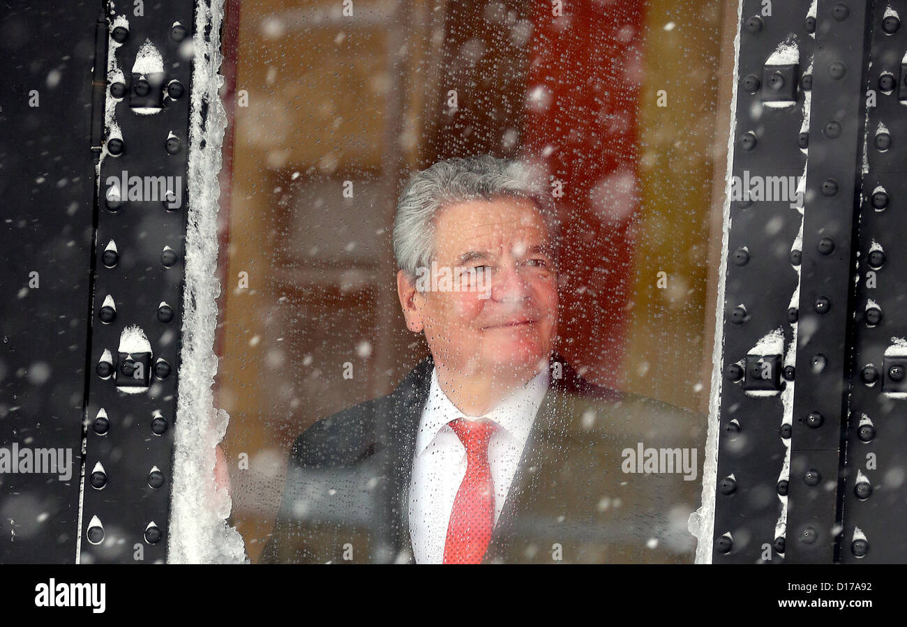 Joachm Bundespräsident Gauck blickt aus einer verschneiten Tür seines Hotels in Zagreb, Kroatien, 8. Dezember 2012. Starke Schneefälle brachten bis zu 40 Cem Neuschnee. Wenn die Abreise das deutsche Staatsoberhaupt und seine Delegation weitermachen kann wie geplant ist zu diesem Zeitpunkt fraglich. Gauck war in Kroatien für einen dreitägigen erste Besuch. Foto: Wolfgang Kumm Stockfoto
