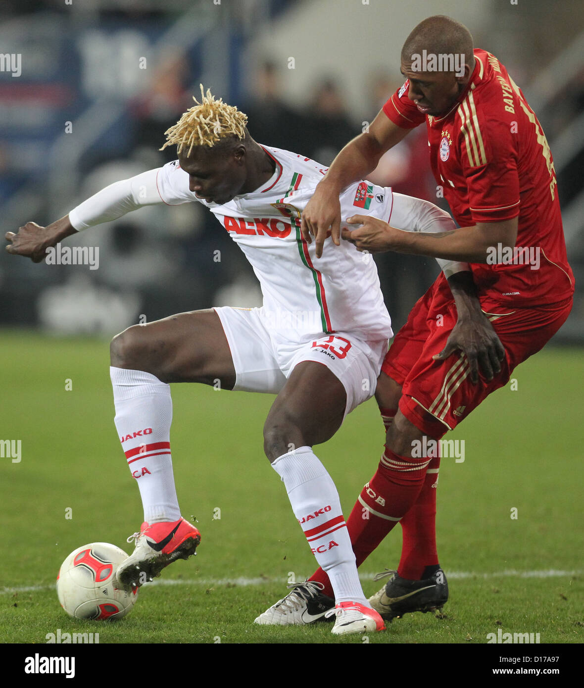 Augsburgs Aristide Bance (L) MIAS Ball mit Münchens Jerome Boateng während der Fußball-Bundesliga-Spiel zwischen FC Augsburg Bayern München SGL Arena in Augsburg Deutschland 8. Dezember 2012 Foto: KARL-JOSEF HILDENBRAND (Achtung: EMBARGO Bedingungen! DFL erlaubt weitere Nutzung nur 15 Bilder (keine Sequntial Bilder oder Video-ähnliche Reihe Bilder erlaubt) per Internet Online-Medien im Spiel (einschließlich Halbzeit) Stadion und/oder vorherige Start Spiel, die DFL ermöglicht uneingeschränkten Übertragung digitalisierten Aufnahmen während Spiel ausschließlich interne redaktionelle Bearbeitung nur (z.B. über Stockfoto