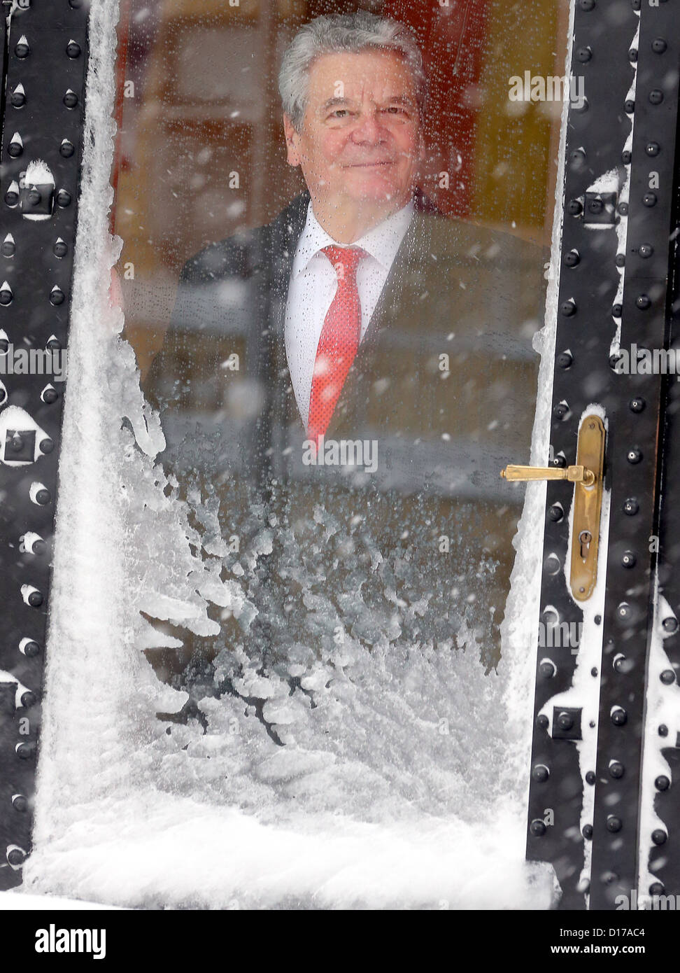 Joachm Bundespräsident Gauck blickt aus einer verschneiten Tür seines Hotels in Zagreb, Kroatien, 8. Dezember 2012. Starke Schneefälle brachten bis zu 40 Cem Neuschnee. Wenn die Abreise das deutsche Staatsoberhaupt und seine Delegation weitermachen kann wie geplant ist zu diesem Zeitpunkt fraglich. Gauck war in Kroatien für einen dreitägigen erste Besuch. Foto: Wolfgang Kumm Stockfoto