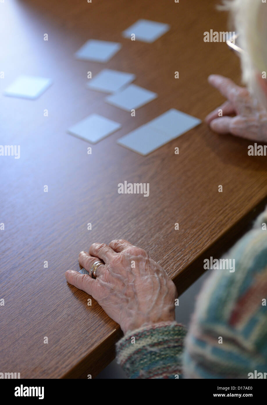 Ein senior Bewohner spielt eine Memory-Spiel im pro Vita Pflegeheim Haus Rheingold für ältere Menschen in Berlin, Deutschland, 5. Dezember 2012. Foto: Jens Kalaene Stockfoto