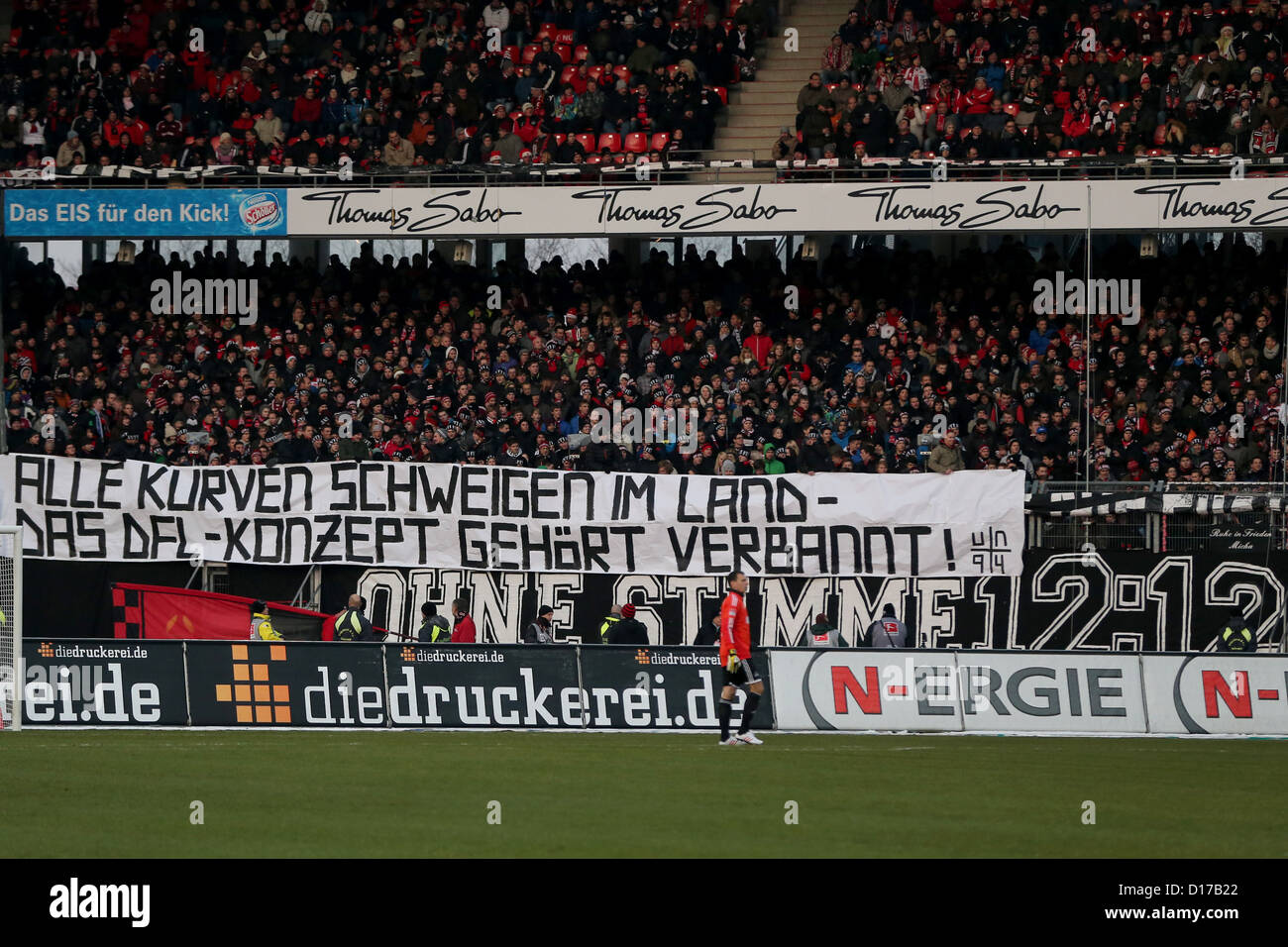 Fans halten Banner in Ständen protestieren gegen DFB Paket o Maßnahmen erhöhen die Stadion Sicherheit während der Fußball-Bundesliga-Spiel zwischen FC Nürnberg Fortuna Düsseldorf Nürnberg-Stadion in Nürnberg 8. Dezember 2012 Foto: DANIEL KARMANN (Achtung: EMBARGO Bedingungen! DFL erlaubt weitere Nutzung nur 15 Bilder (keine Sequntial Bilder oder Video-ähnliche Reihe Bilder erlaubt) per Internet Online-Medien im Spiel (einschließlich Halbzeit) Stadion und/oder vorherige Start Spiel, die DFL ermöglicht uneingeschränkten Übertragung digitalisierten Aufnahmen während Spiels ausschließlich interne Stockfoto