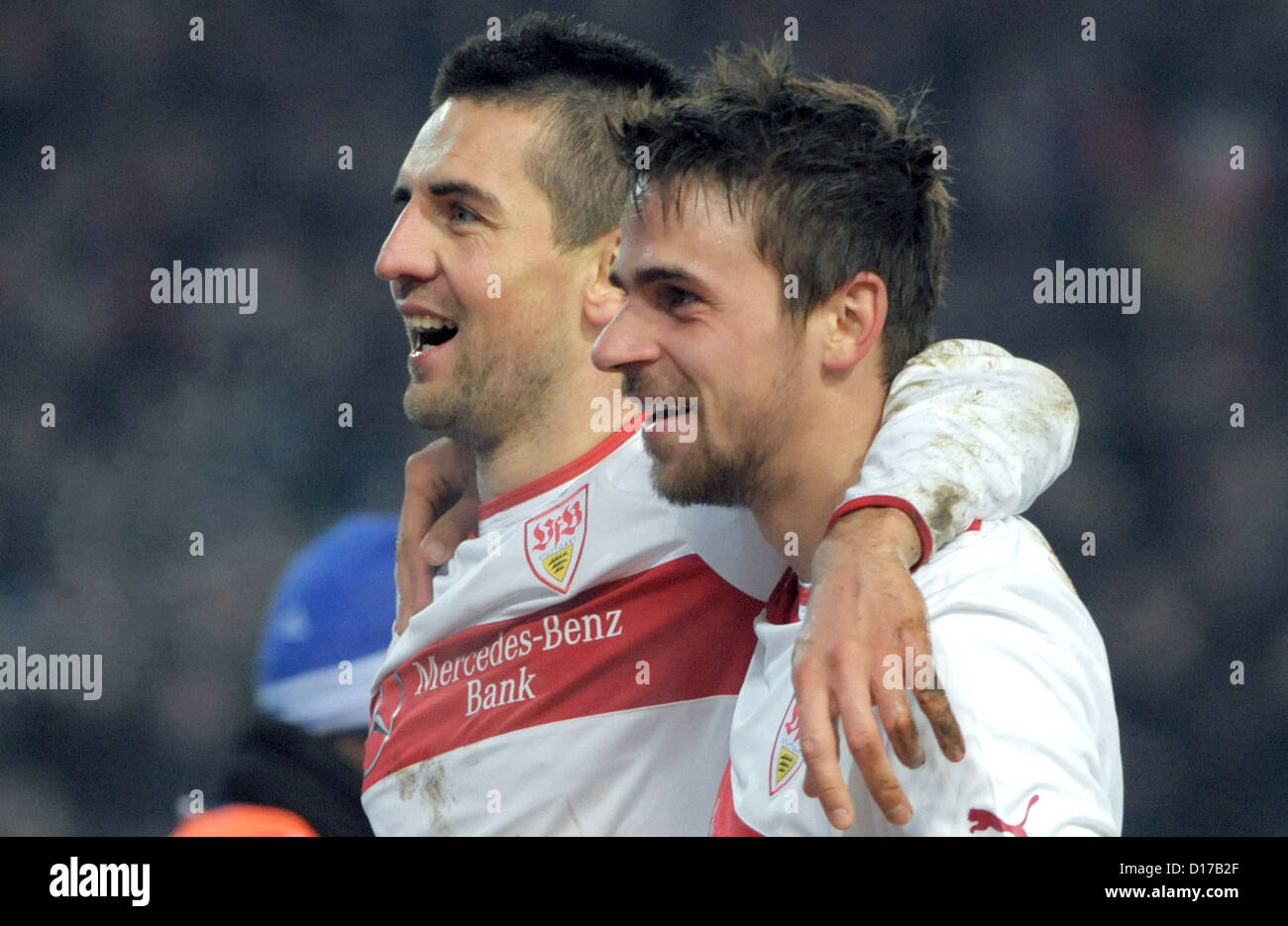 Stuttgarts Vedad Ibisevic (L) feiert sein 3: 1 Tor mit Teamkollege Martin Harnik beim Bundesliga-Fußball-Spiel zwischen VfB Stuttgart FC Schalke Mercedes Benz Arena in Stuttgart Deutschland 8. Dezember 2012 Foto: MARIJAN MURAT (Achtung: EMBARGO Bedingungen! DFL erlaubt weitere Nutzung nur 15 Bilder (keine Sequntial Bilder oder Video-ähnliche Reihe Bilder erlaubt) über das Internet Online-Medien im Spiel (einschließlich Halbzeit) im Stadion und/oder vor Beginn DFL erlaubt uneingeschränkte Übertragung digitalisierten Aufnahmen in Übereinstimmung ausschließlich internen redaktionellen Bearbeitung nur müssen Stockfoto