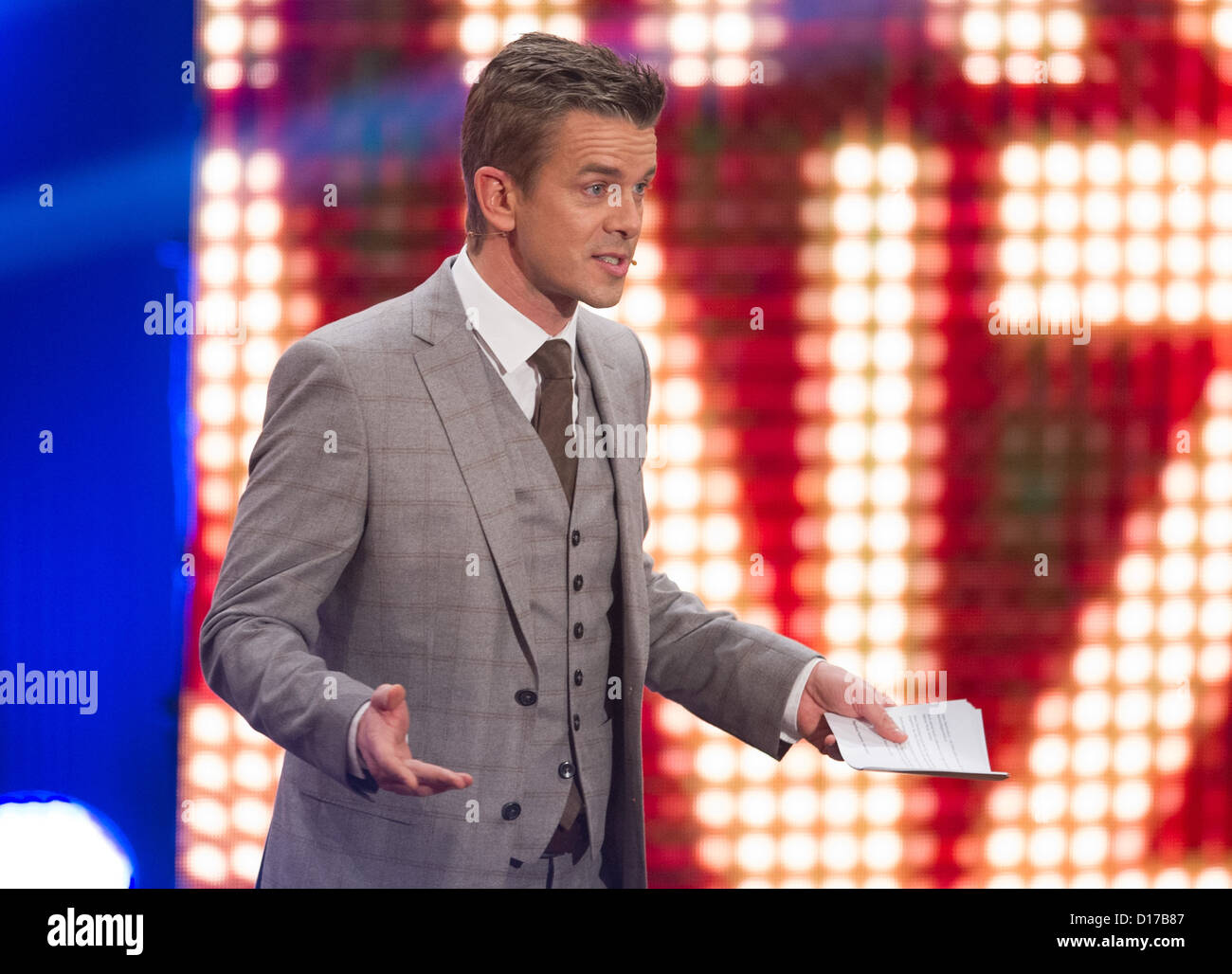 Deutsche TV-Moderator Markus Lanz Gastgeber die deutschen TV-Show "Wetten, dass...." (Lit: möchte darauf wetten, dass..?) der deutschen Öffentlichkeit Fernsehübertragung Sender ZDF in Freiburg, Deutschland, 8. Dezember 2012. Foto: Uwe Anspach Stockfoto