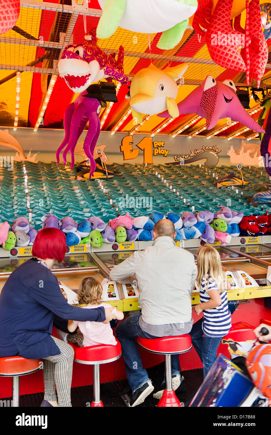 Eine Familie spielen auf ein Spiel am Pier von Brighton Stockfoto