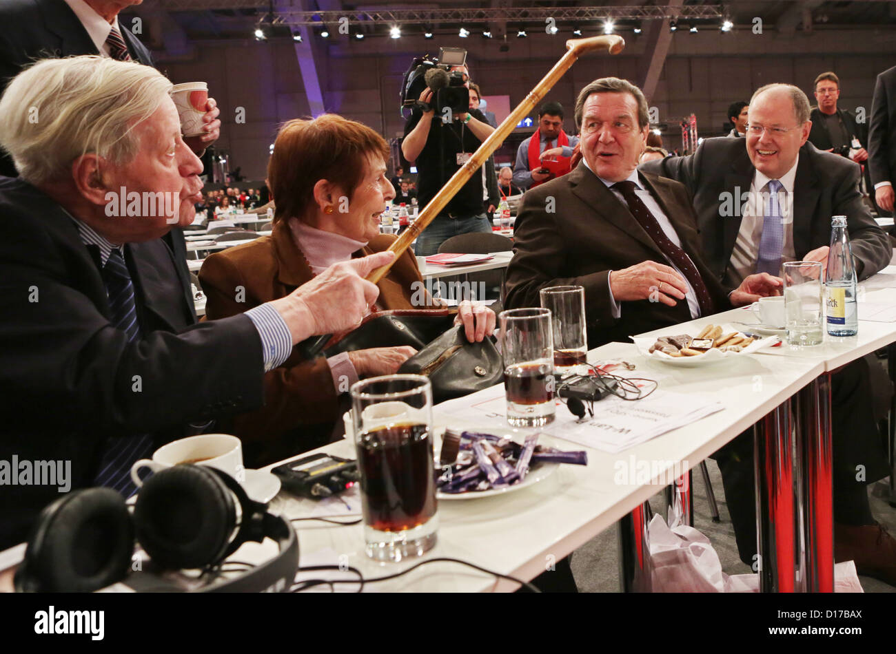 Der ehemalige deutsche Bundeskanzler Helmut Schmidt (L-R), seine Partnerin Ruth Loah, Foremr Kanzler Gerhard Schroeder und SPD-Kanzlerkandidat Peer Steinbrück spezielle Bundespartei an der Konferenz teilnehmen der deutschen Partei SPD bei der Messehalle 8 in Hannover, Deutschland, 9. Dezember 2012. Foto: MICHAEL KAPPELER Stockfoto