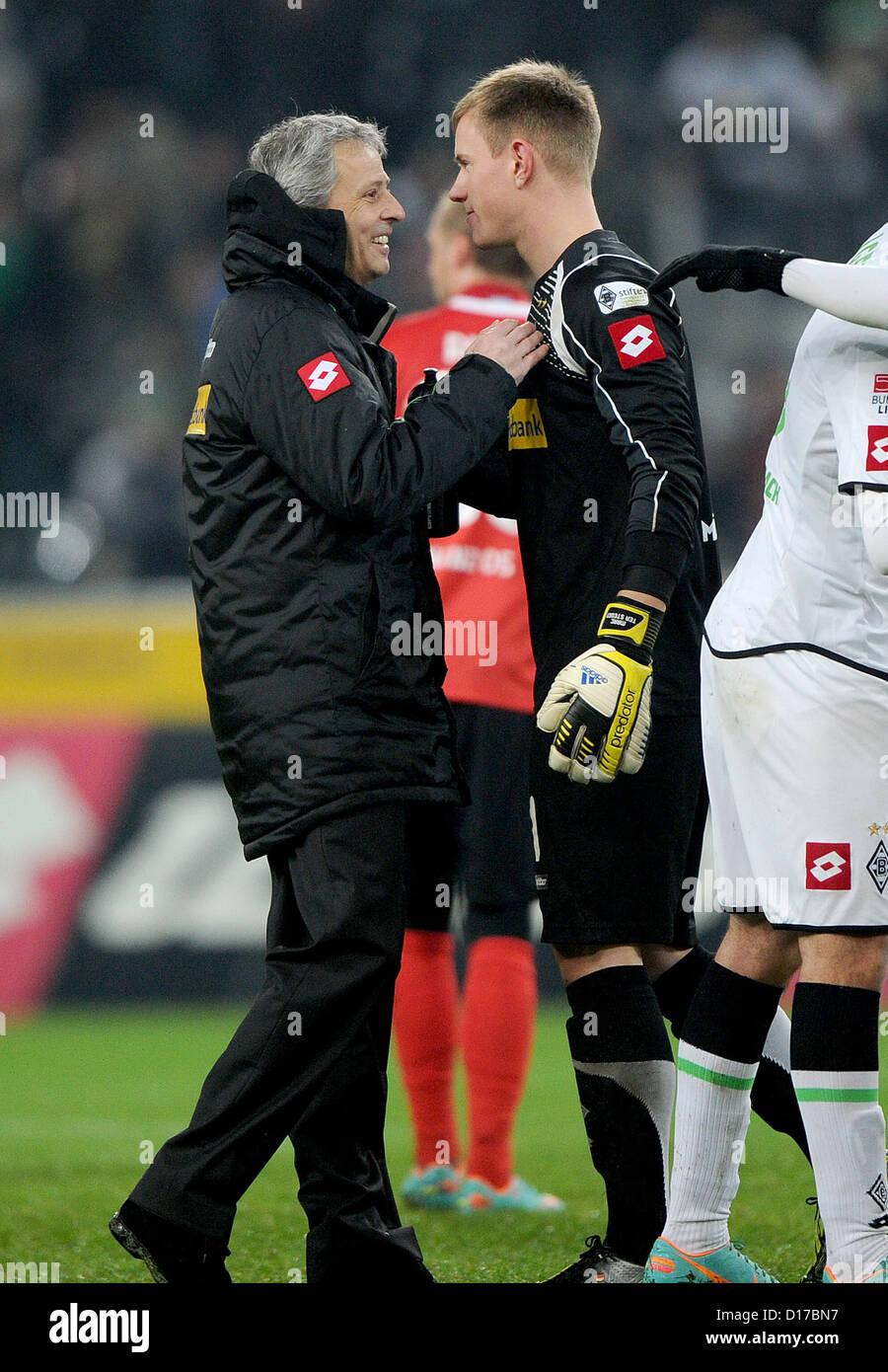 Mönchengladbach Cheftrainer Lucien Favre (L) high Fives mit Torwart Marc-Andre ter Stegen nach deutschen Bundesliga-Spiel zwischen Borussia Mönchengladbach FSV Mainz 05 Borussia-Park in Mönchengladbach Deutschland 9. Dezember 2012 Foto: JONAS GUETTLER (Achtung: EMBARGO Bedingungen! DFL erlaubt weitere Nutzung nur 15 Bilder (keine Sequntial Bilder oder Video-ähnliche Reihe Bilder erlaubt) per Internet Online-Medien im Spiel (einschließlich Halbzeit) Stadion und/oder vorherige Start Spiel, die DFL ermöglicht uneingeschränkten Übertragung digitalisierten Aufnahmen während Spiels ausschließlich Stockfoto