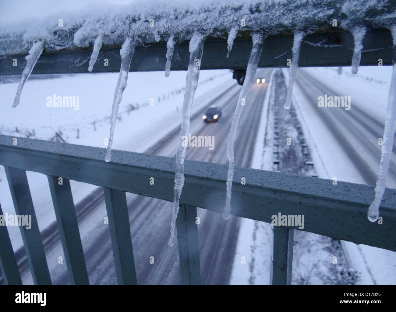 Eiszapfen hängen auf einer Brücke in der Nähe von Neumünster, Deutschland, 9. Dezember 2012. Foto: Daniel Friederichs Stockfoto