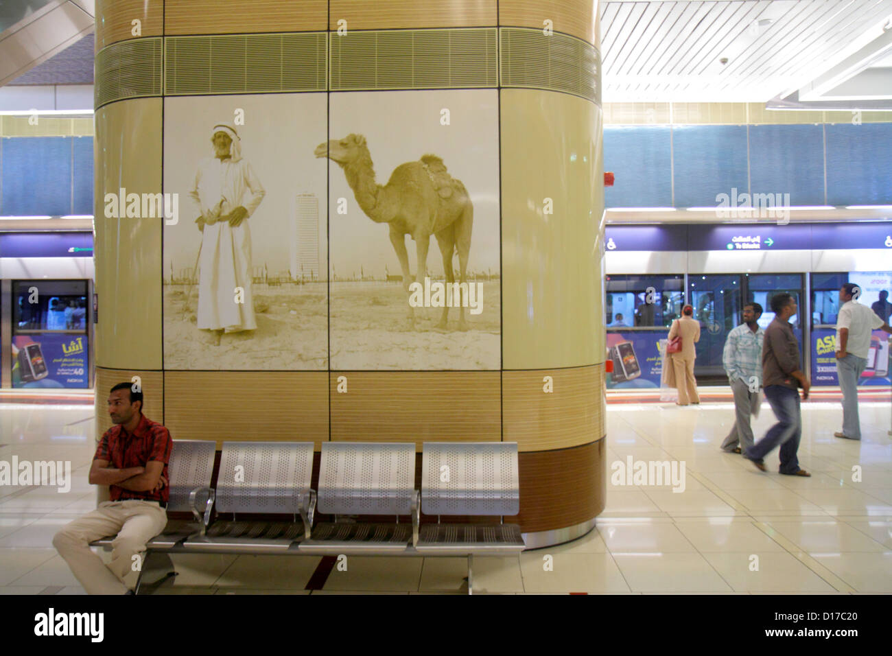 Dubai VAE, Vereinigte Arabische Emirate, Deira, Al Rigga, U-Bahnstation Union, Rote Linie, U-Bahn, Zug, Zug, asiatischer Mann Männer Erwachsene Männer, Plattform, Beduinen, Kamel, m. Stockfoto