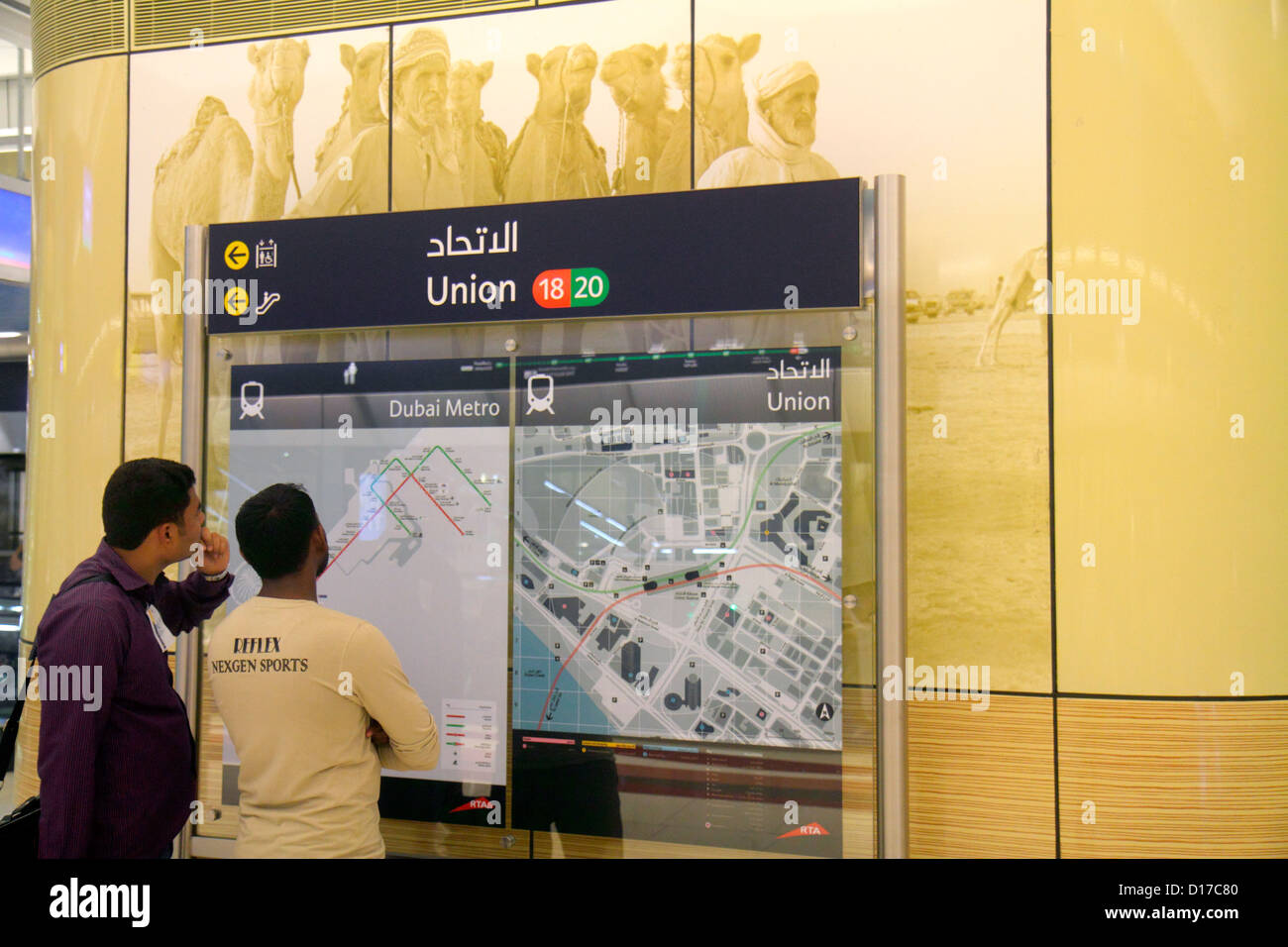 Dubai VAE, Vereinigte Arabische Emirate, Deira, Al Rigga, U-Bahnstation Union, rote grüne Linie, U-Bahn, Zug, Zug, asiatischer Mann Männer Erwachsene, Plattform, Beduinen, c Stockfoto