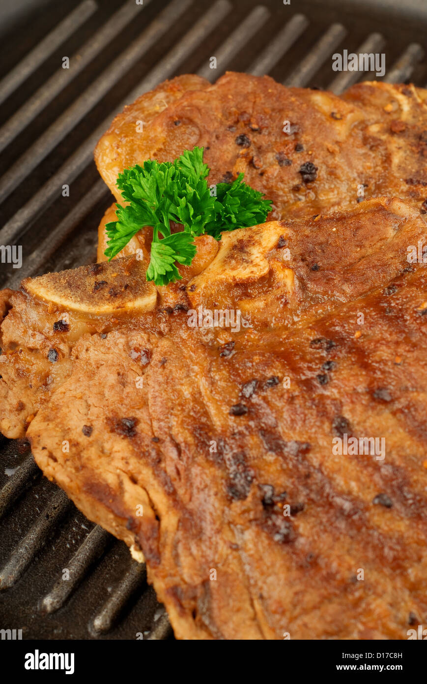 Steaks oder Koteletts auf südafrikanischen Braai oder Grill ...