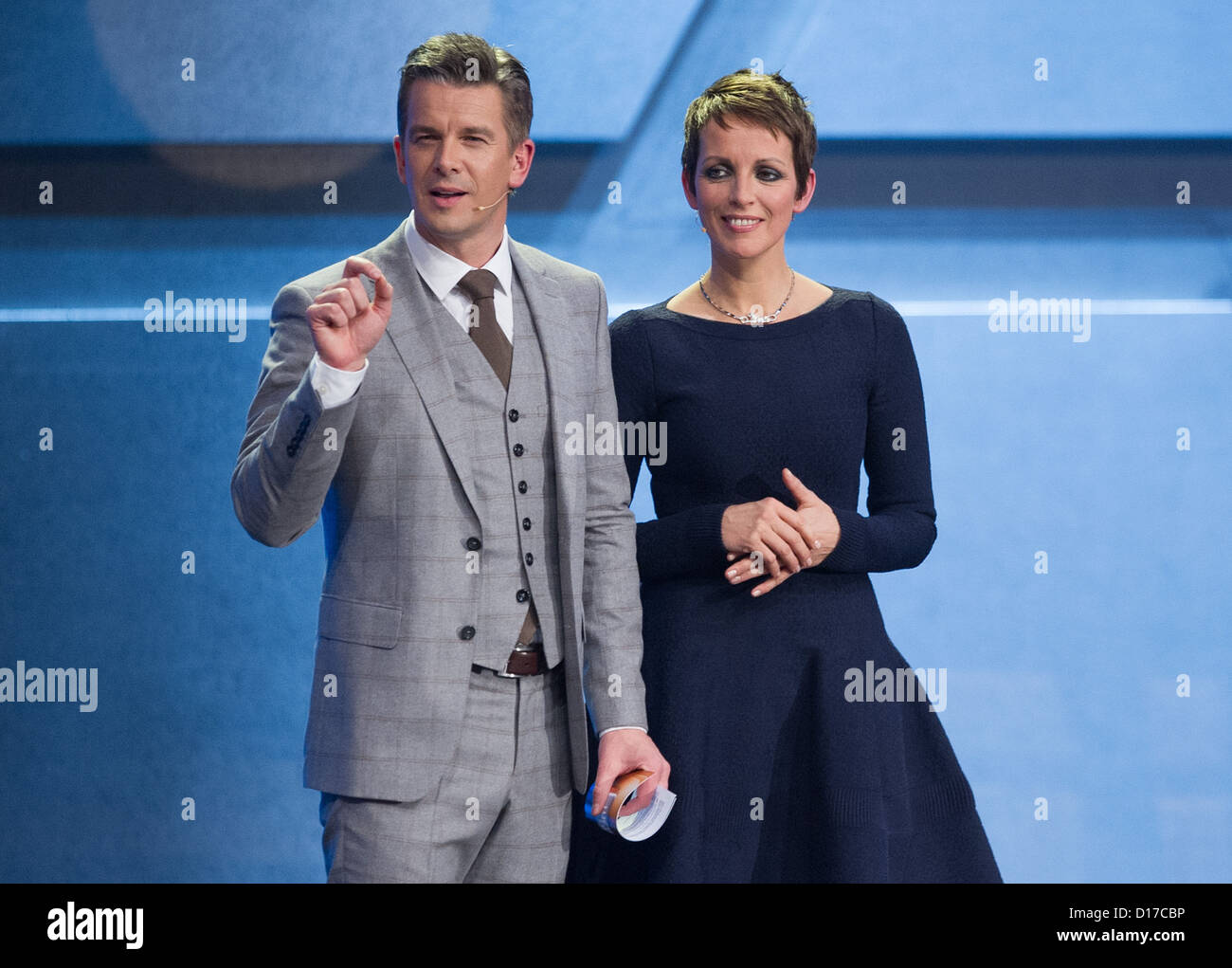 Deutsche TV-Moderator Markus Lanz und Pop-Sängerin Nena (R) stehen nebeneinander in der deutschen Fernsehshow "Wetten, dass...." (Lit: möchte darauf wetten, dass..?) der deutschen Öffentlichkeit Fernsehübertragung Sender ZDF in Freiburg, Deutschland, 8. Dezember 2012. Foto: Uwe Anspach Stockfoto