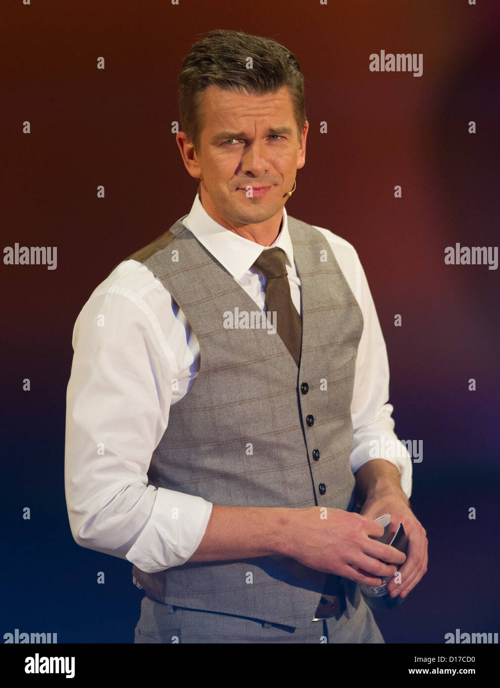 Deutsche TV-Moderator Markus Lanz Gastgeber die deutschen TV-Show "Wetten, dass...." (Lit: möchte darauf wetten, dass..?) in Freiburg, Deutschland, 8. Dezember 2012. Foto: Uwe Anspach Stockfoto