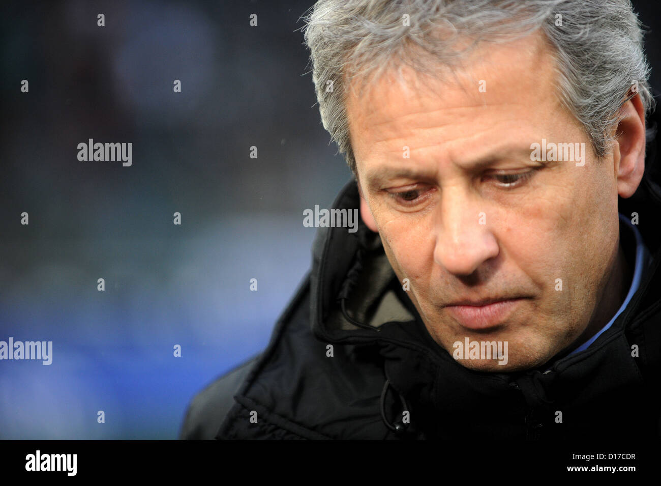Mönchengladbach Cheftrainer Lucien Favre gewesenen deutschen Bundesliga-Spiel zwischen Borussia Mönchengladbach FSV Mainz 05 Borussia-Park in Mönchengladbach Deutschland 9. Dezember 2012 Foto: JONAS GUETTLER (Achtung: EMBARGO Bedingungen! DFL erlaubt weitere Nutzung nur 15 Bilder (keine Sequntial Bilder oder Video-ähnliche Reihe Bilder erlaubt) per Internet Online-Medien im Spiel (einschließlich Halbzeit) Stadion und/oder vorherige Start Spiel, die DFL ermöglicht uneingeschränkten Übertragung digitalisierten Aufnahmen während Spiel ausschließlich interne redaktionelle Bearbeitung nur (z.B. über Bild Stockfoto