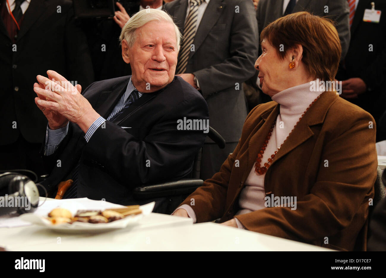 Ehemaligen deutschen Bundeskanzler Helmut Schmidt und seine Partnerin Ruth Loah besuchen die besondere Bundespartei-Konferenz der deutschen Partei SPD bei der Messehalle 8 in Hannover, Deutschland, 9. Dezember 2012. Foto: JOCHEN LUEBKE Stockfoto