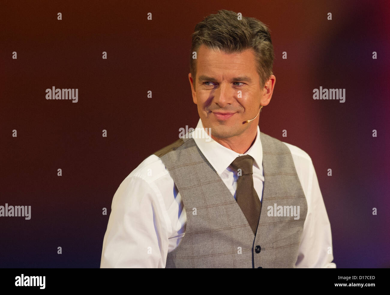 Deutsche TV-Moderator Markus Lanz Gastgeber die deutschen TV-Show "Wetten, dass...." (Lit: möchte darauf wetten, dass..?) der deutsche Poublic-TV-Sender ZDF in Freiburg, Deutschland, 8. Dezember 2012. Foto: Uwe Anspach Stockfoto