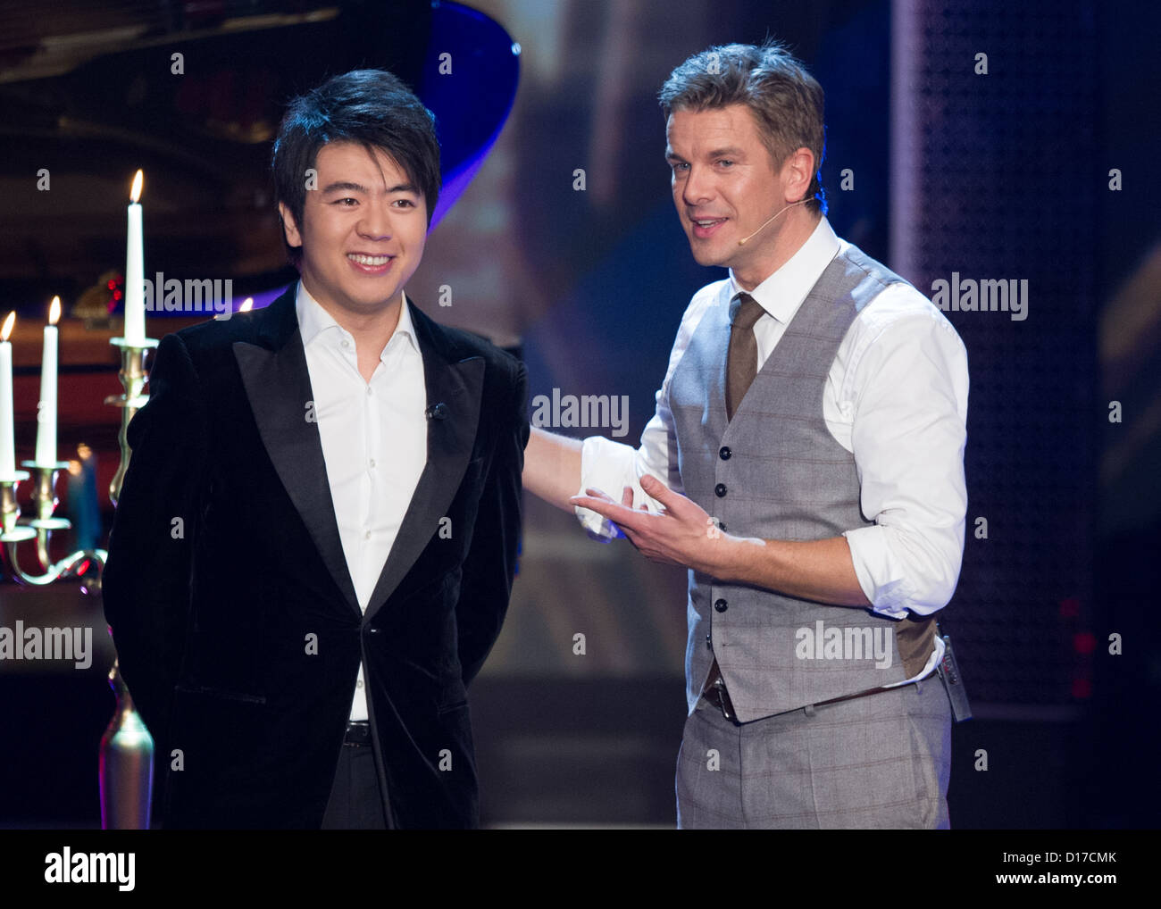 Deutsche TV-Moderatorin Markus Lanz (R) plaudert mit chinesischen Pianisten Lang Lang in der deutschen Fernsehshow "Wetten, dass...." (Lit: möchte darauf wetten, dass..?) der deutschen Öffentlichkeit Fernsehübertragung Sender ZDF in Freiburg, Deutschland, 8. Dezember 2012. Foto: Uwe Anspach Stockfoto