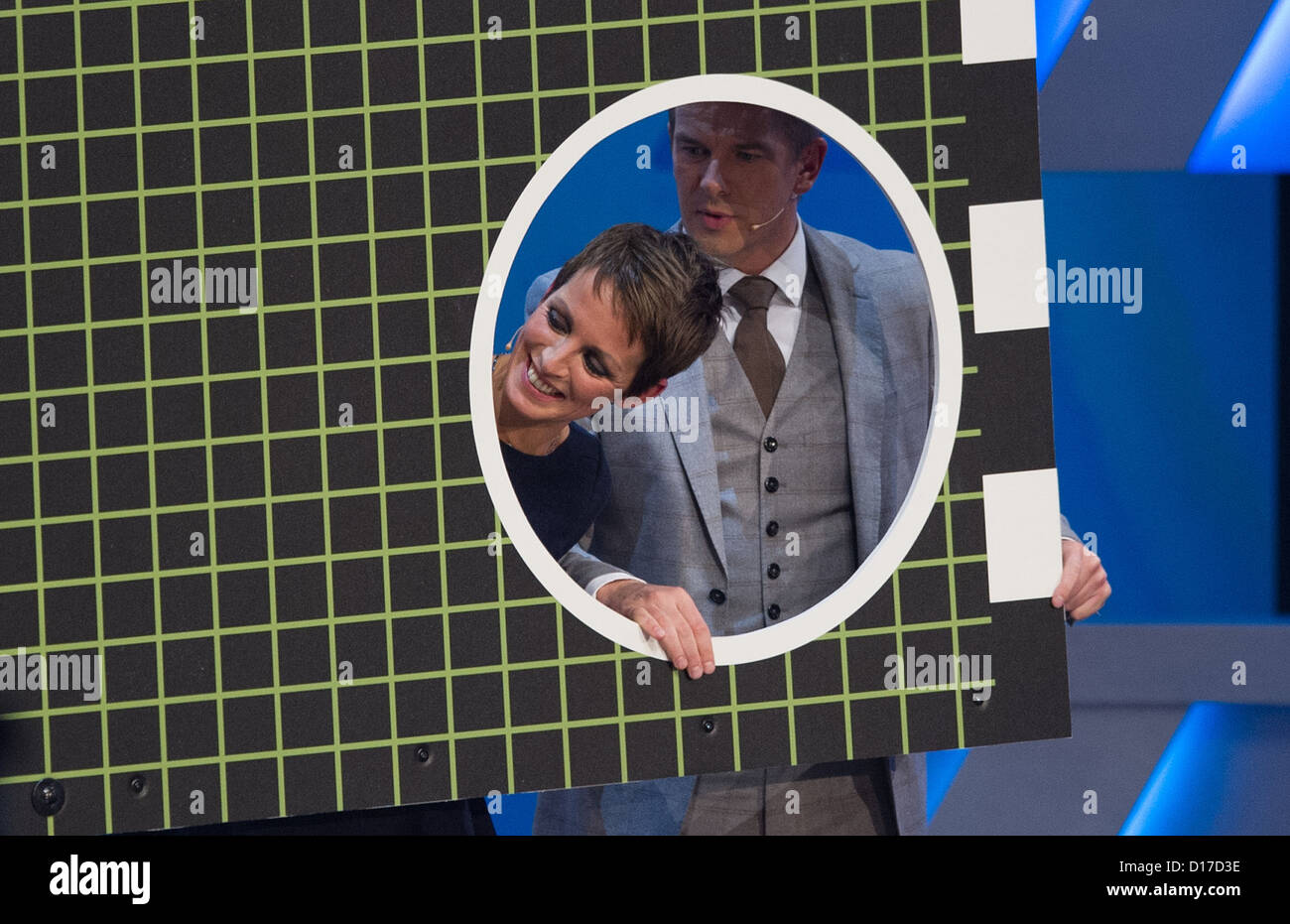 Deutsche TV-Moderator Markus Lanz und Pop-Sängerin Nena (R) nehmen Teil in einer Wette in der deutschen Fernsehshow "Wetten, dass...." (Lit: möchte darauf wetten, dass..?) der deutschen Öffentlichkeit Fernsehübertragung Sender ZDF in Freiburg, Deutschland, 8. Dezember 2012. Foto: Uwe Anspach Stockfoto