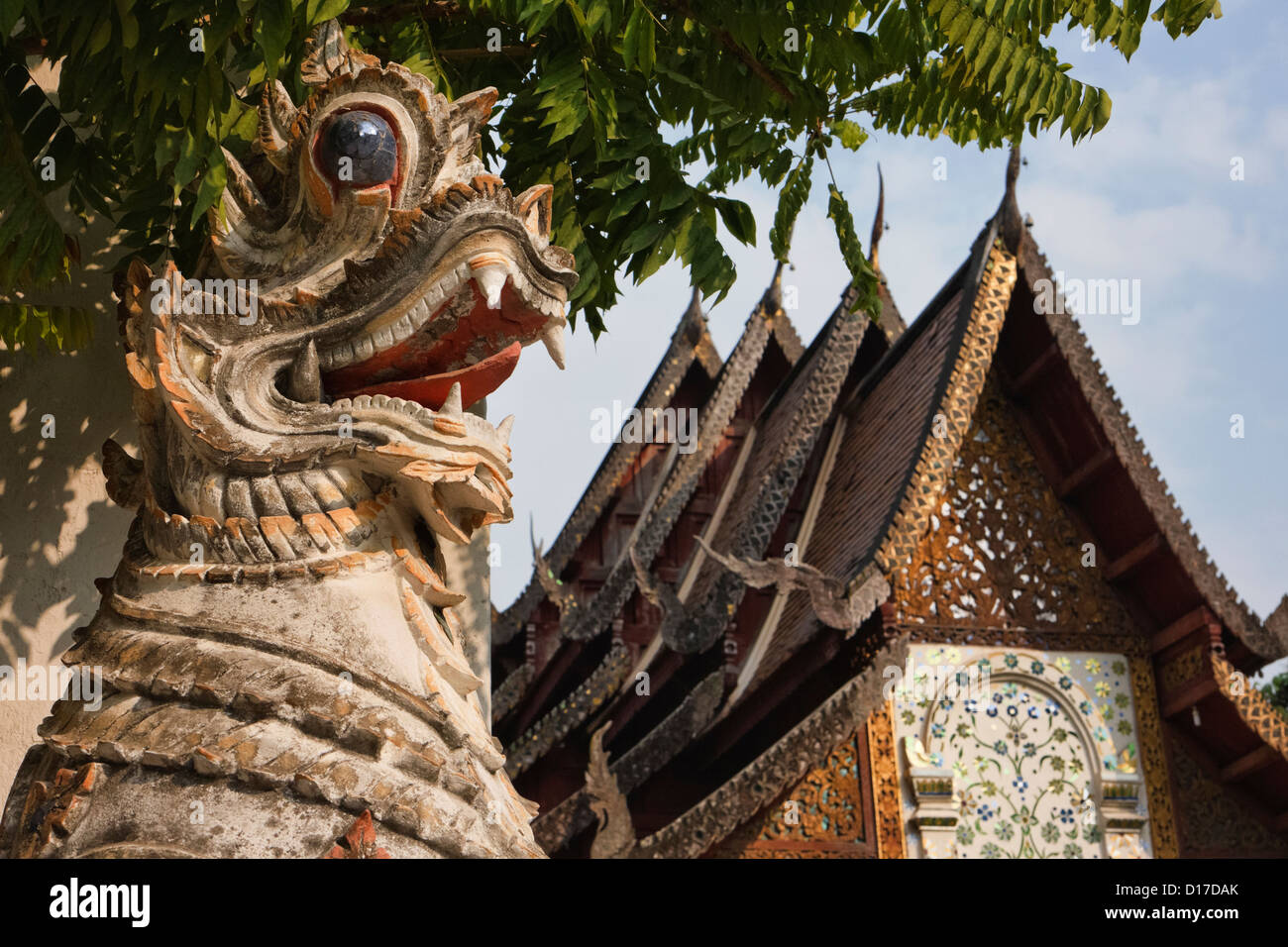 Thailand, Chiang Mai, Ket Karam Tempel (Wat Ket Karam) Drachenstatue. Stockfoto