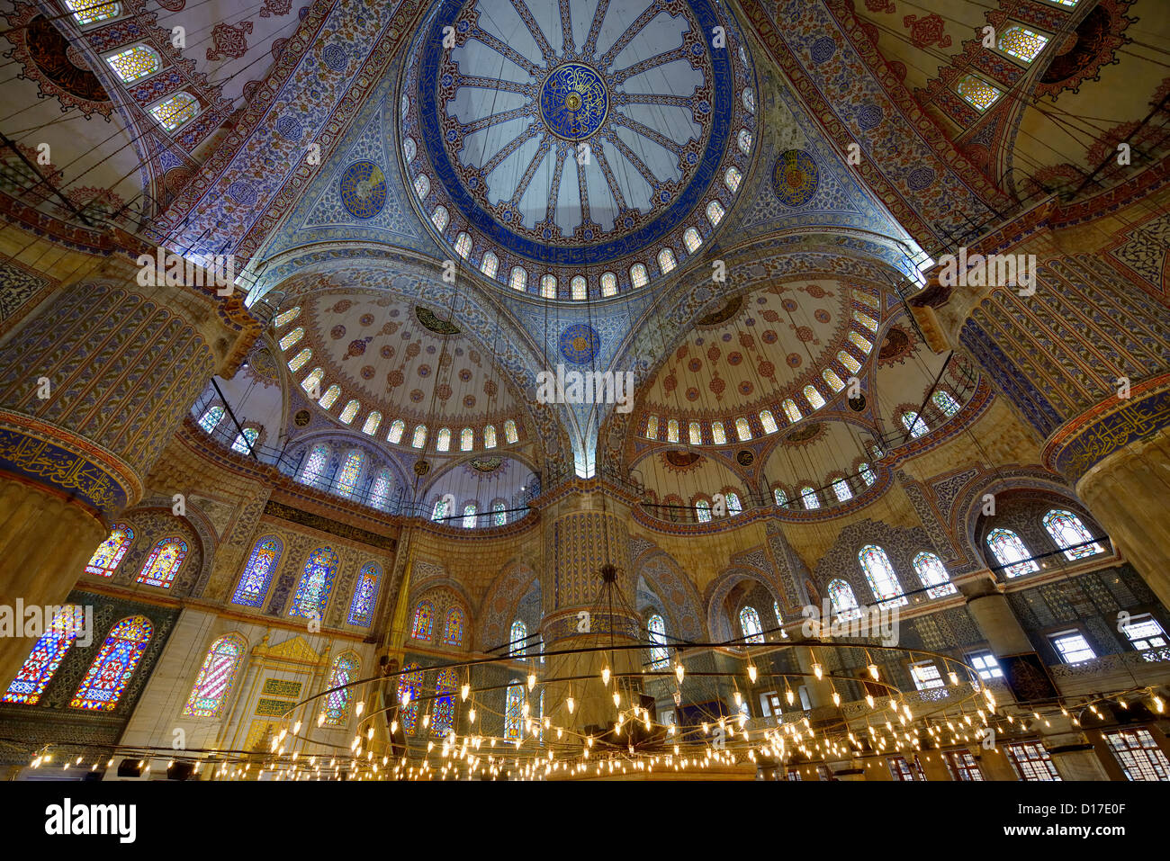 Innenraum der blauen Moschee Istanbul Türkei mit Iznik-Fliesen und Glasfenster Stockfoto