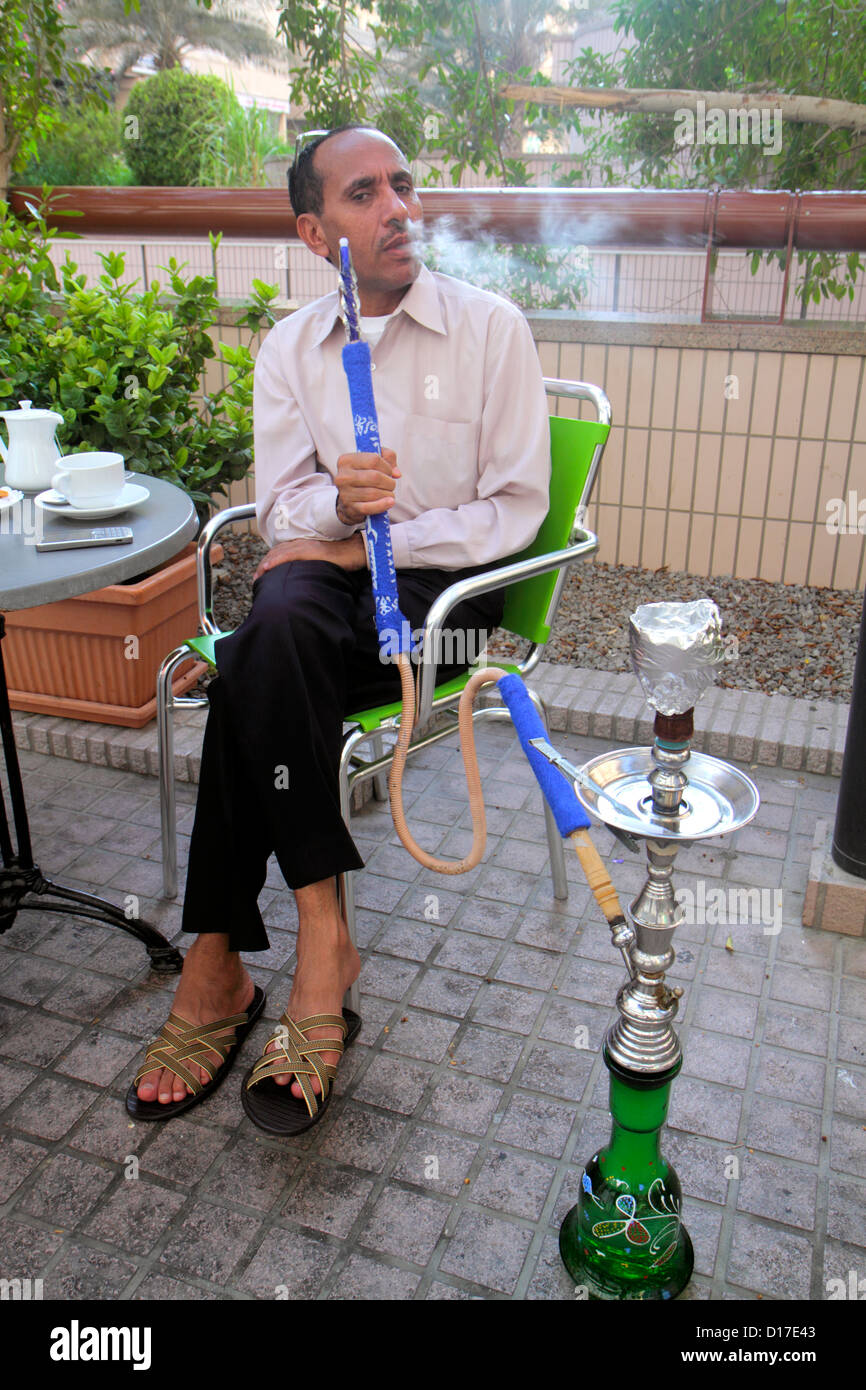 Dubai VAE, Vereinigte Arabische Emirate, Deira, Baniyas Square, Shisha, Wasserpfeife, Restaurant Restaurants Essen Essen Essen Cafe Cafés, asiatischer Mann Männer Erwachsene Erwachsene, Smo Stockfoto