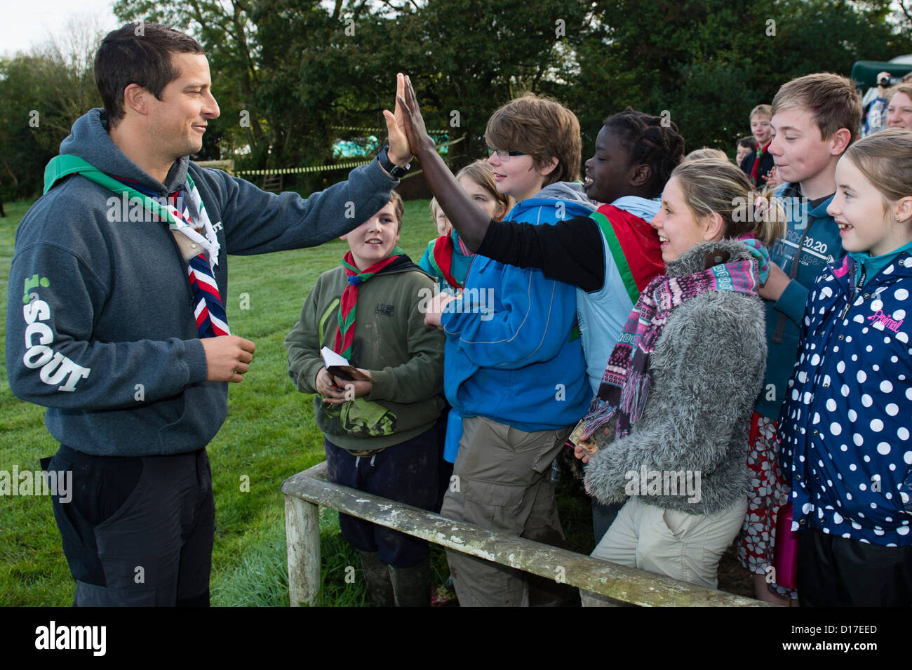 Chief Scout BEAR GRYLLS treffen walisische Mädchen und jungen Pfadfinder in einem Camp in Ceredigion, West Wales, UK Stockfoto